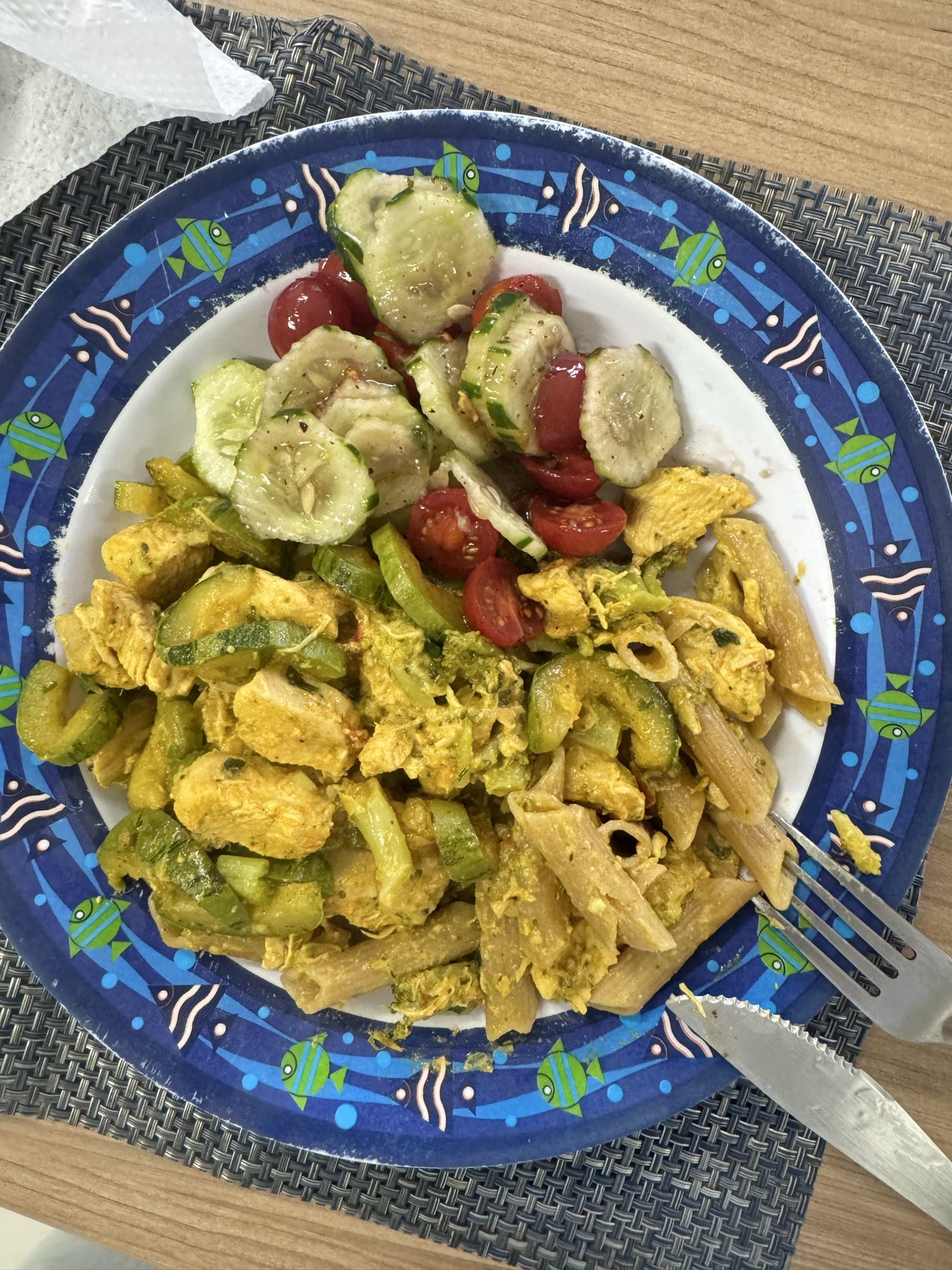 Frango com penne integral e salada