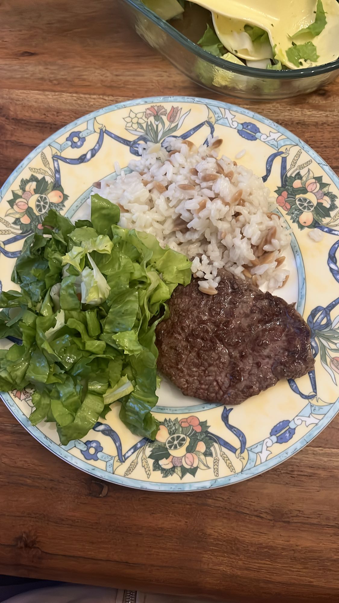 Bife com arroz e alface