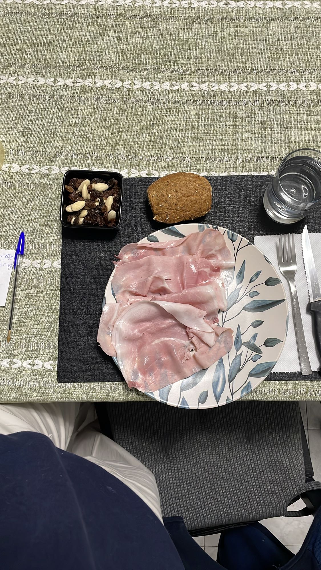 Prosciutto, pane e frutta secca