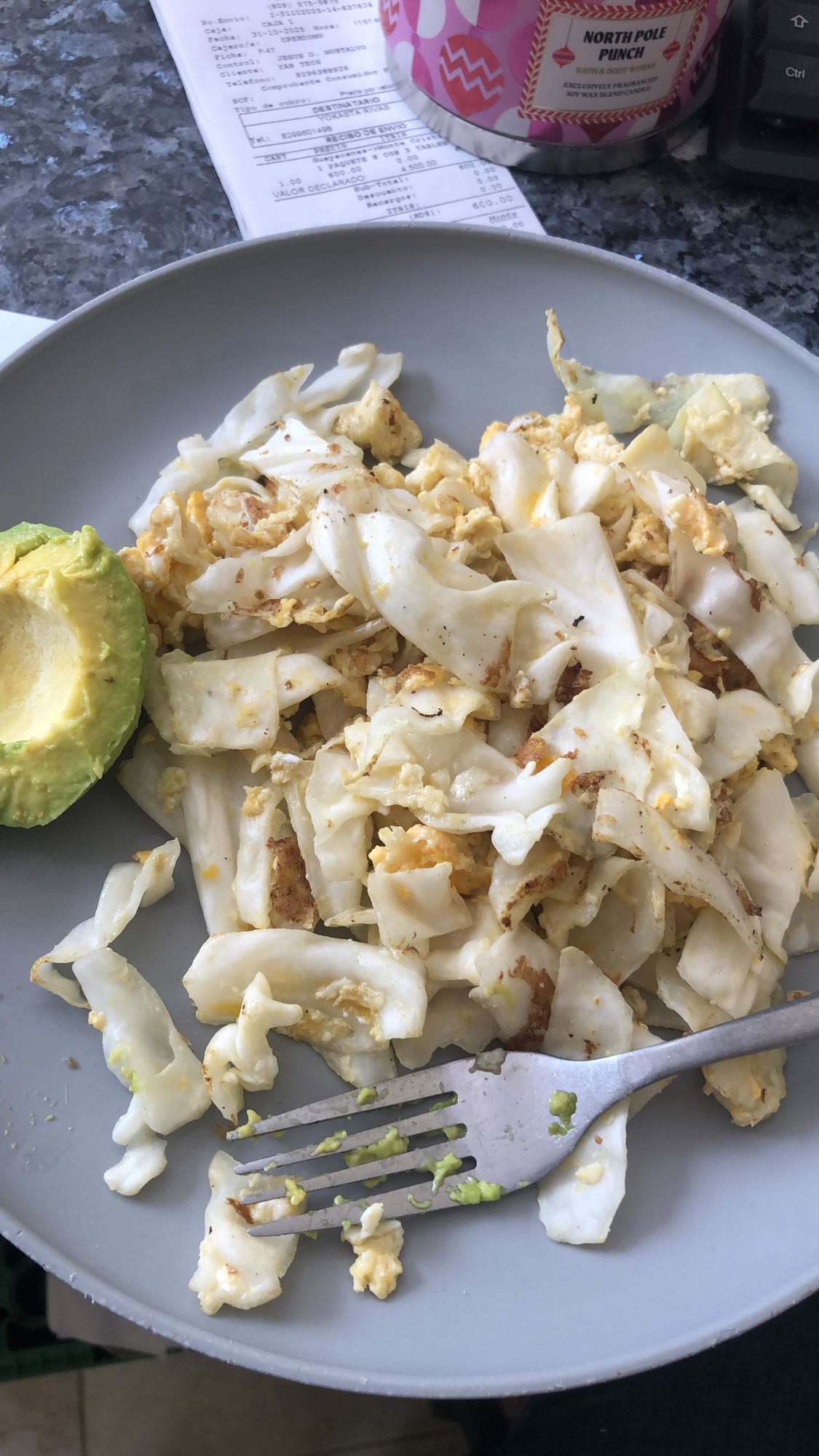 Repollo al vapor con dos huevos revueltos y unas tajaditas de aguacate con un poquito de sal
