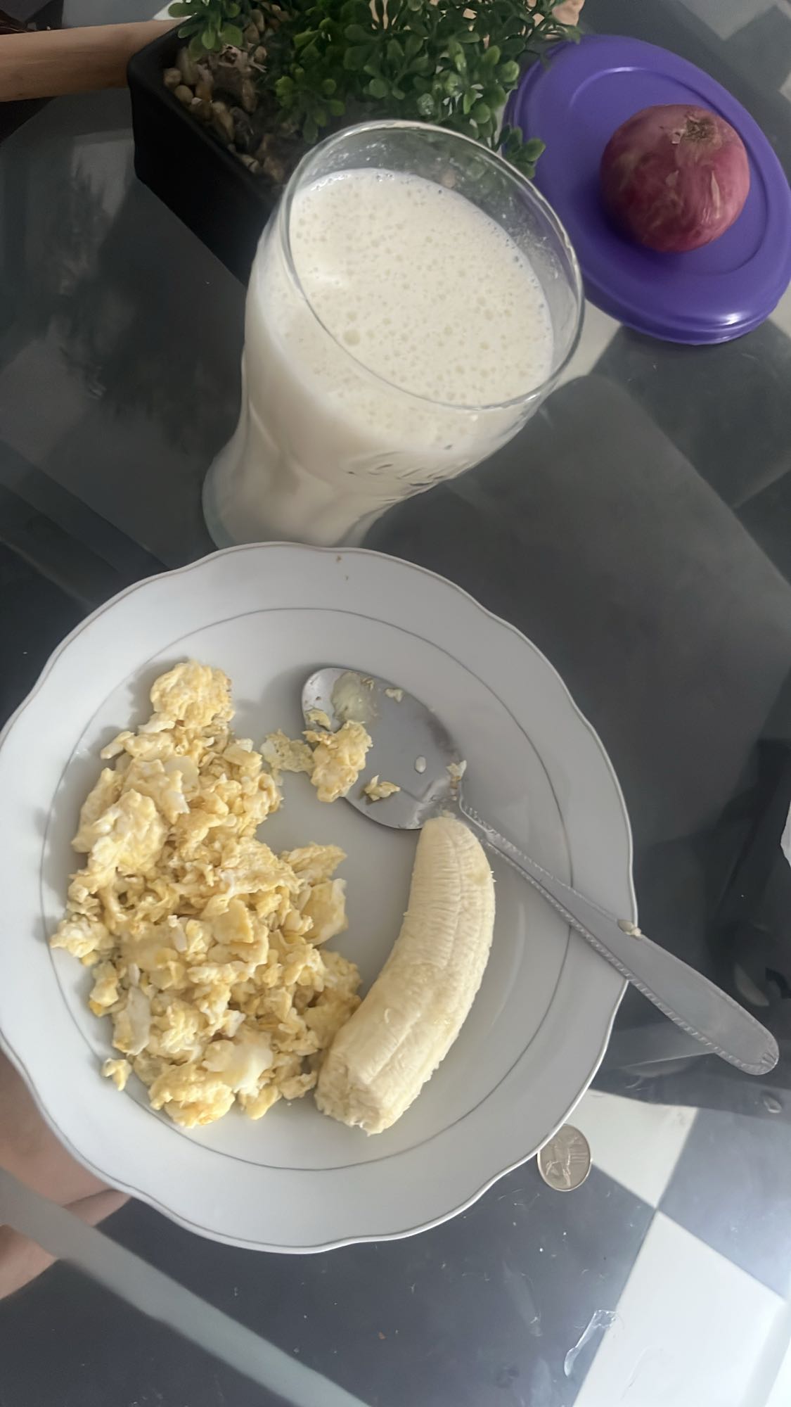 Desayuno con huevo, plátano y leche