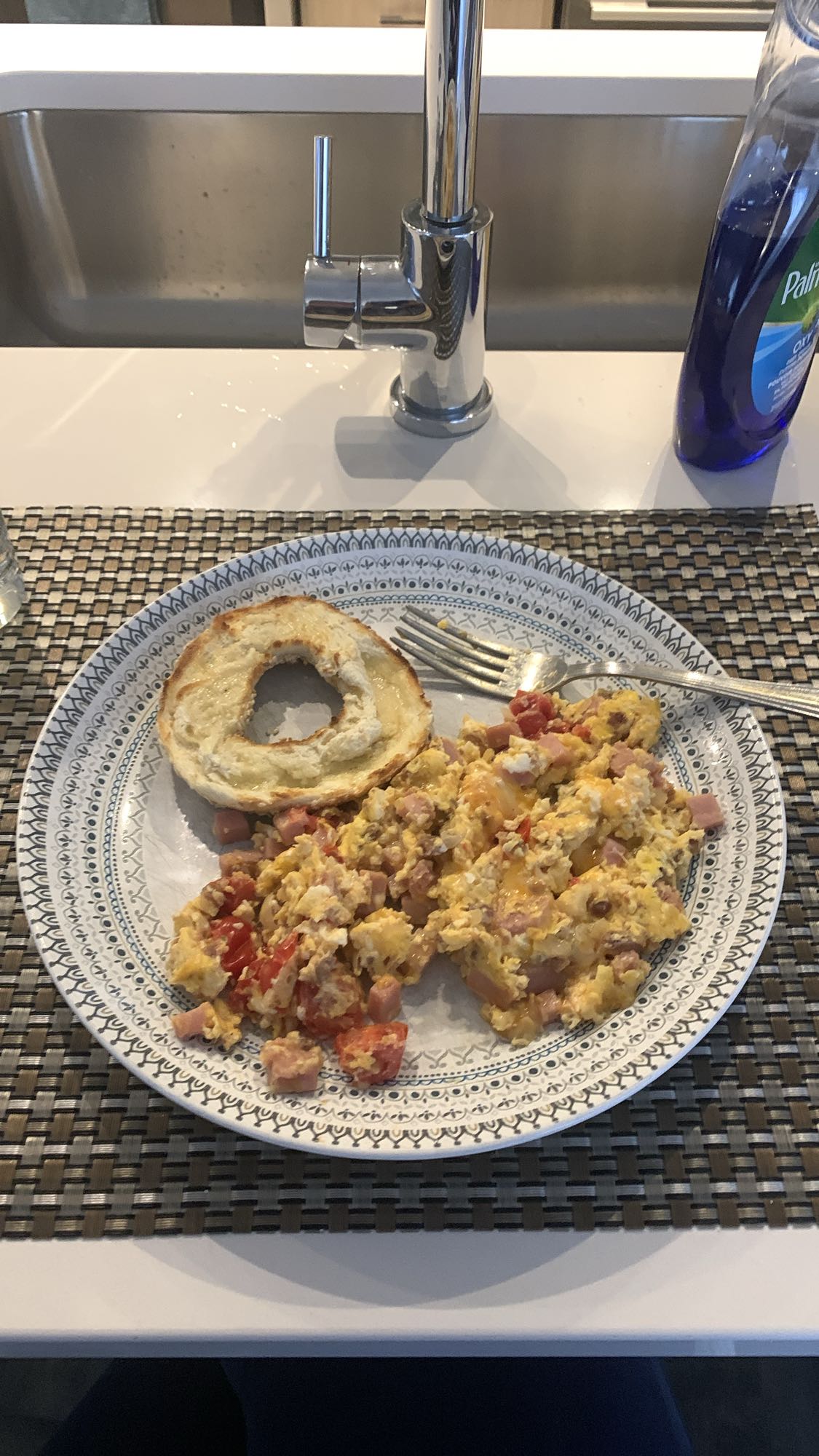 Oeufs brouillés et bagel