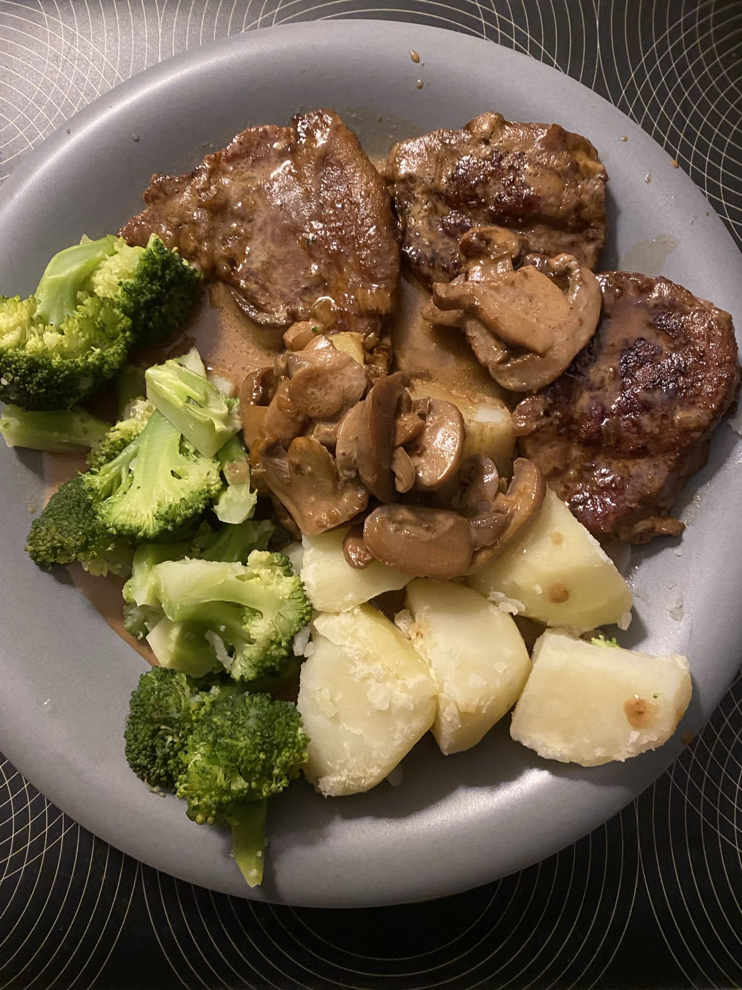 Biff med potatis och broccoli
