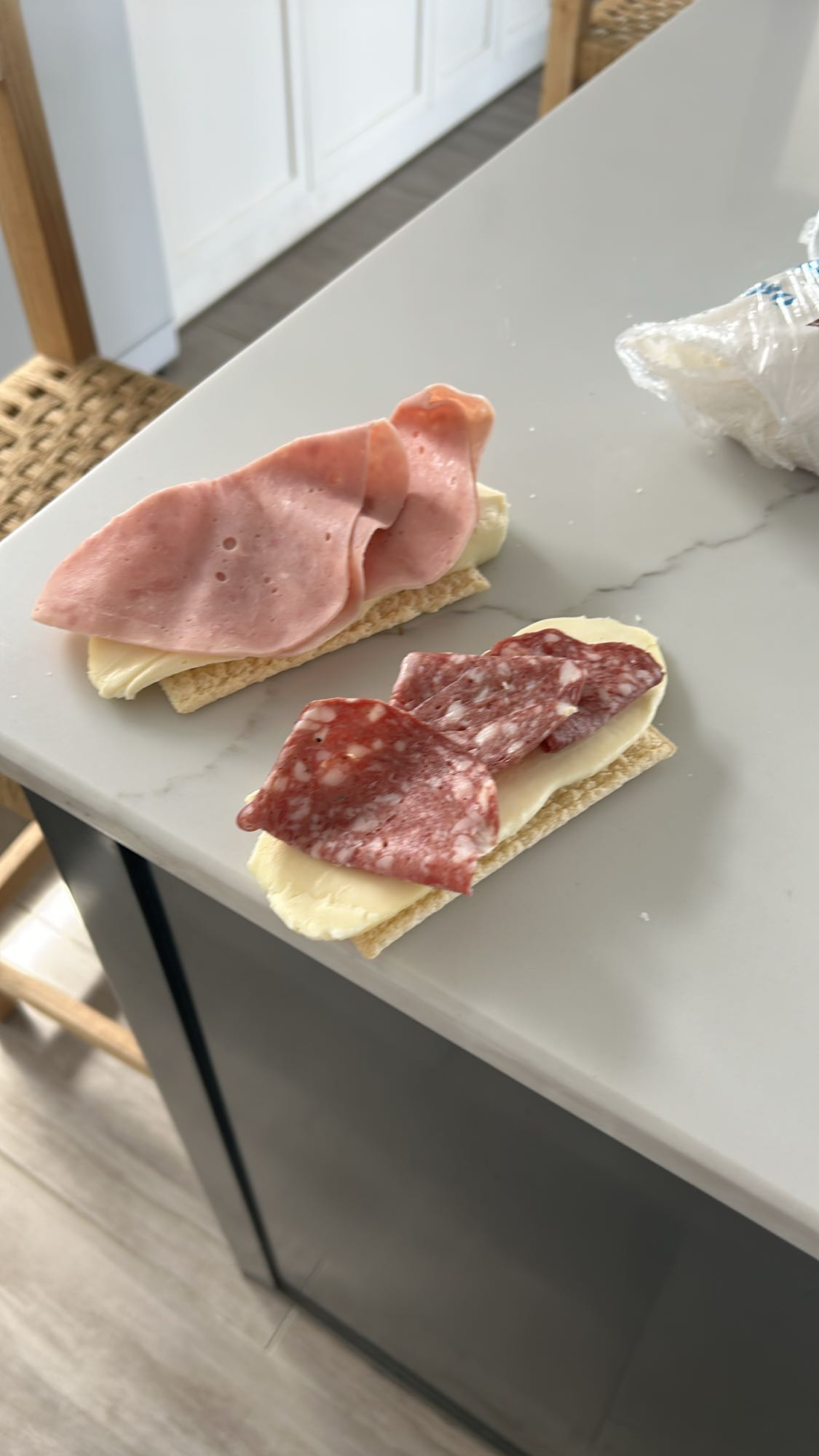 bocadillos de embutido y queso