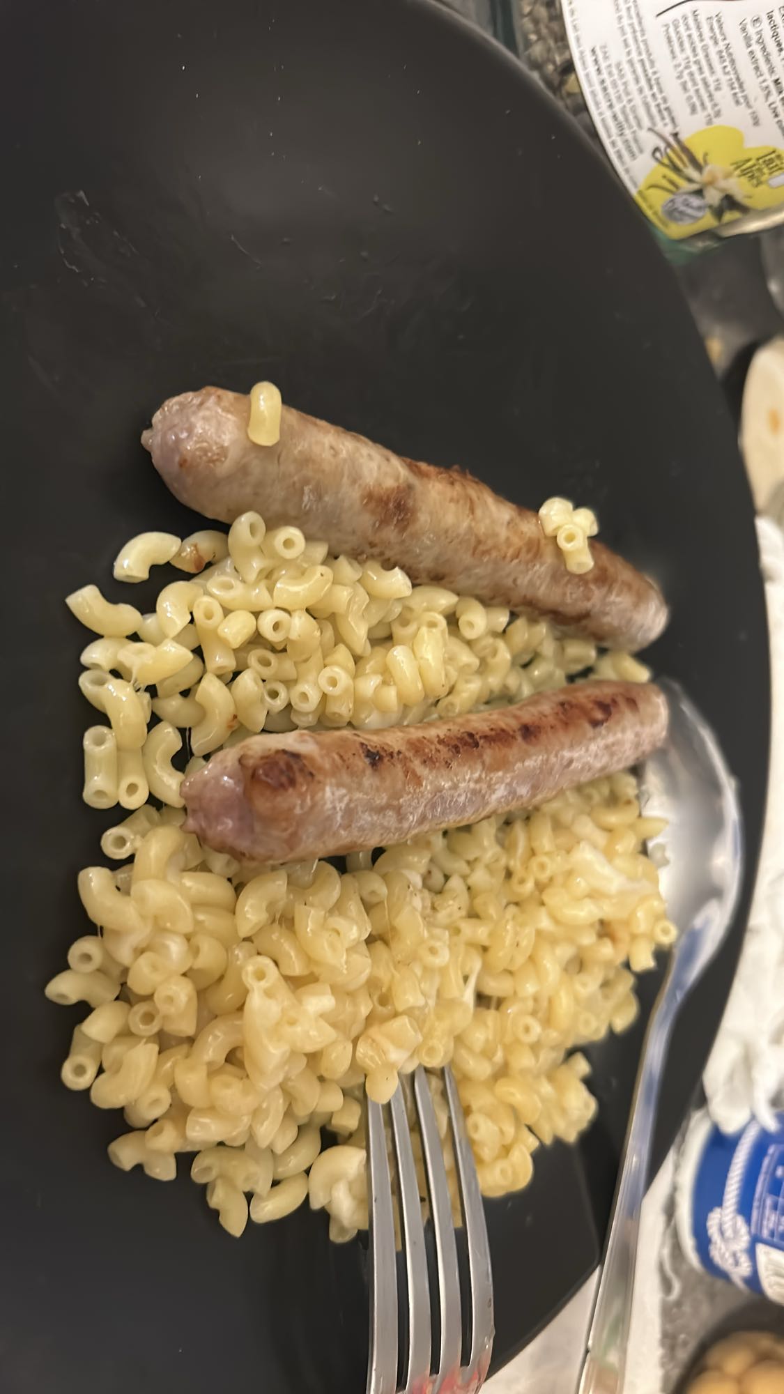 Coquillettes au beurre fromage et chipolatas