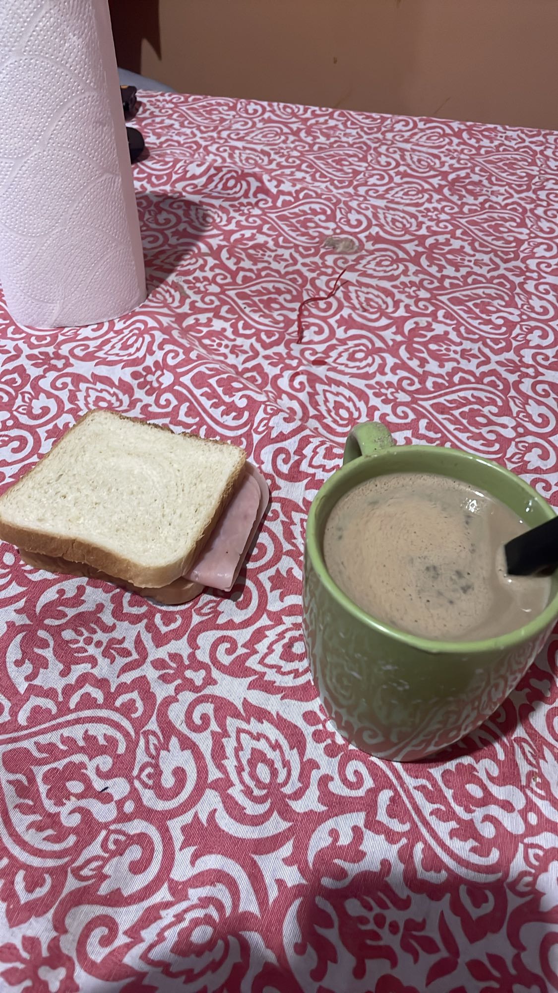Sándwich integral y cappuccino con leche