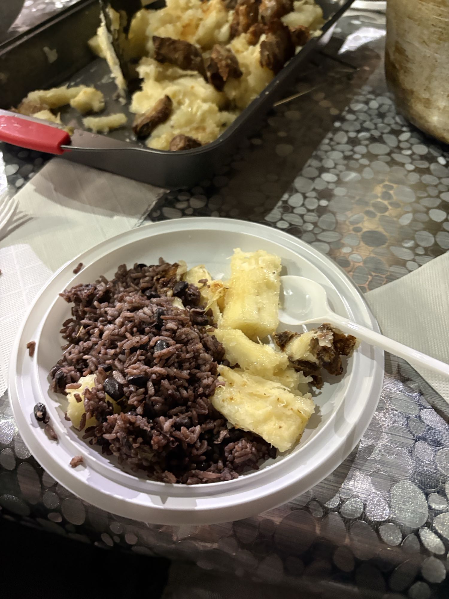 Arroz con frijoles y yuca
