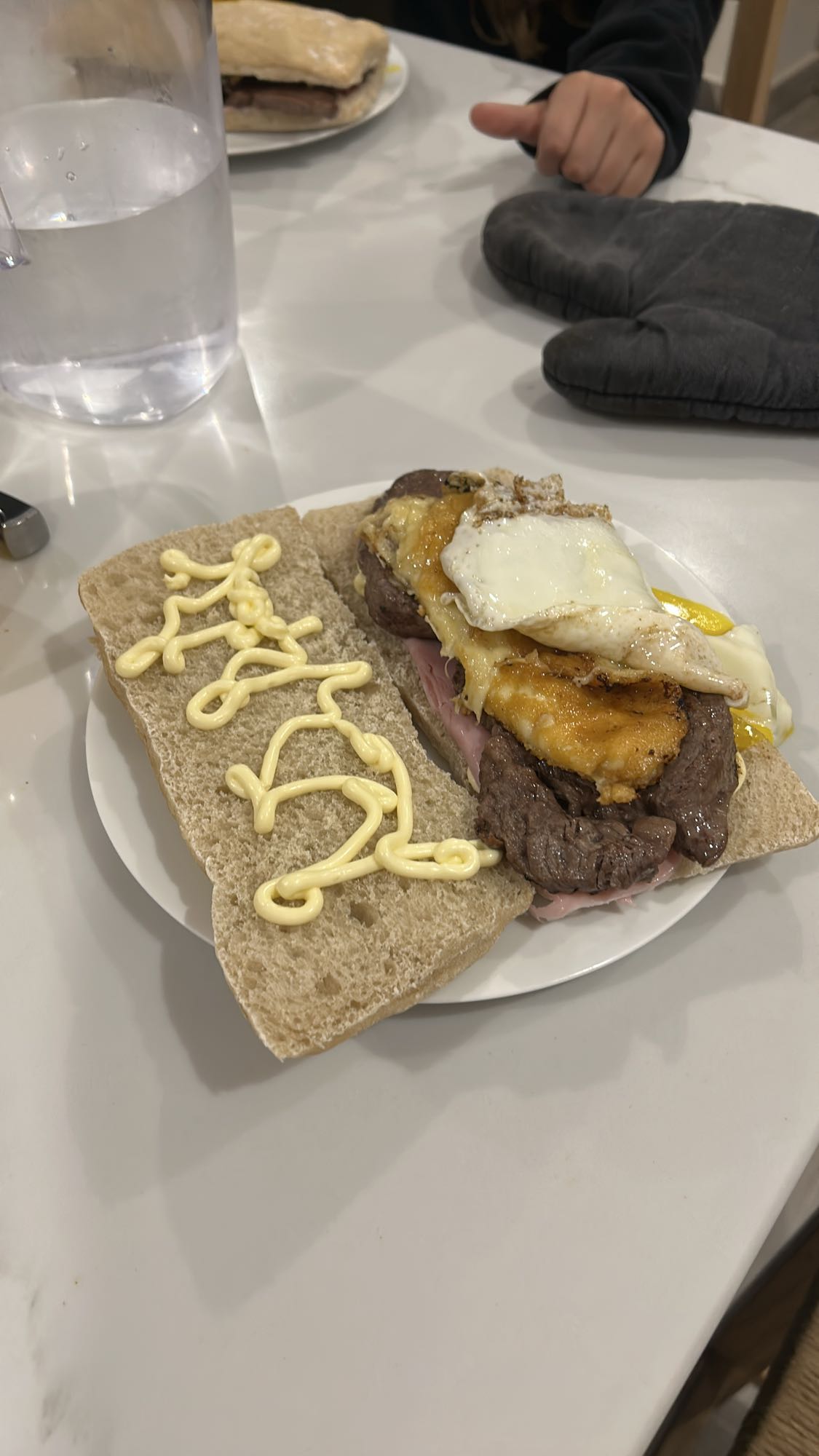 Sándwich de carne y huevo