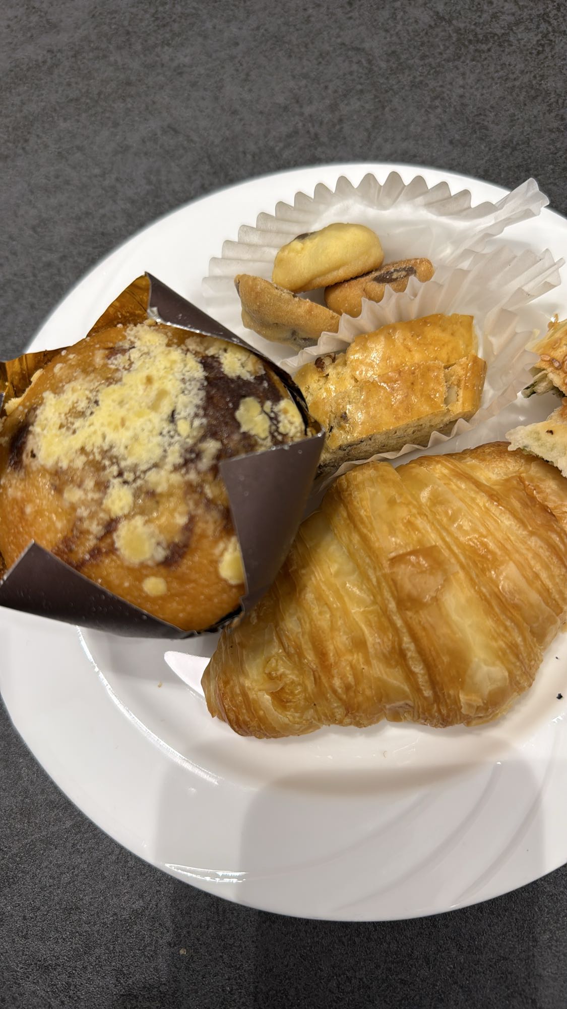 Тарелка выпечки и печенья