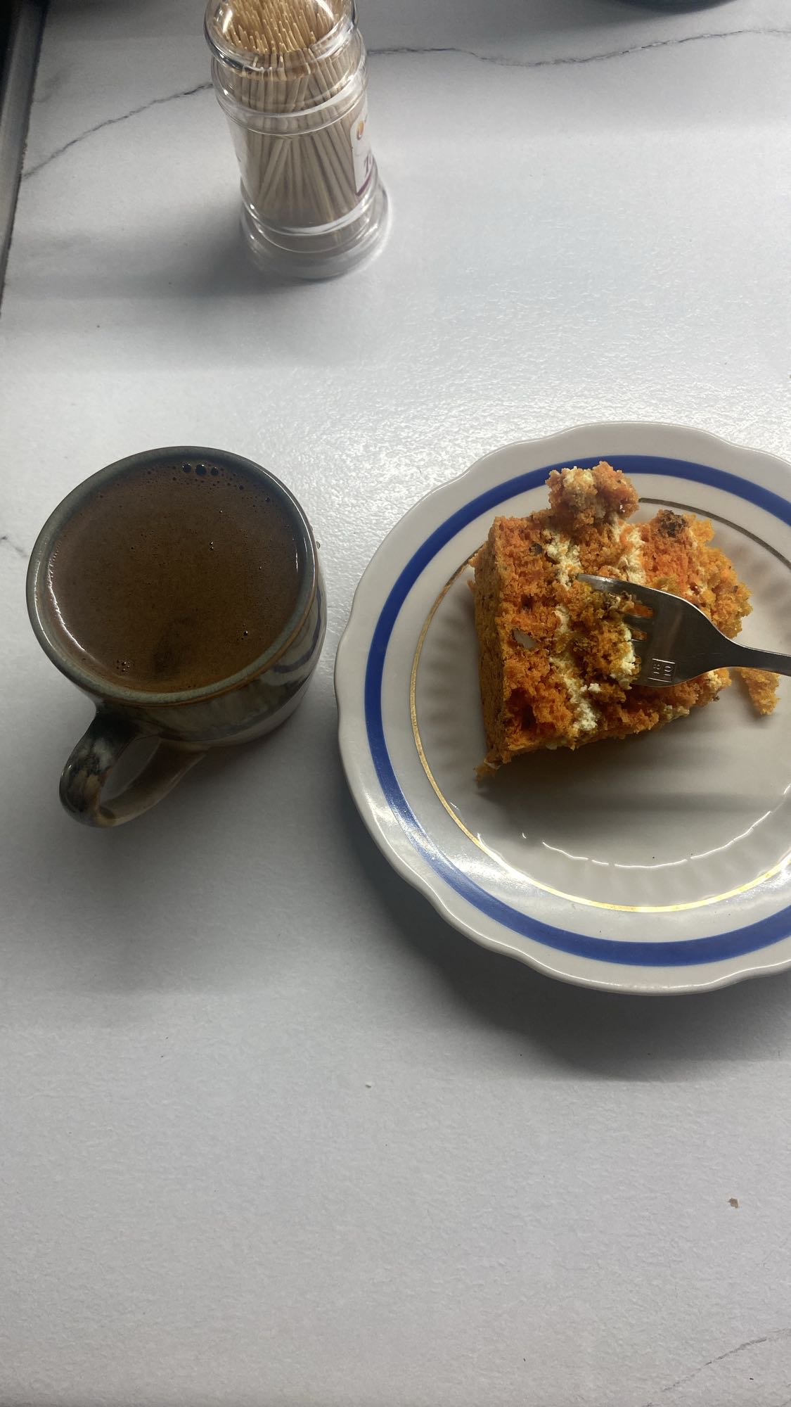 морковный торт и кофе