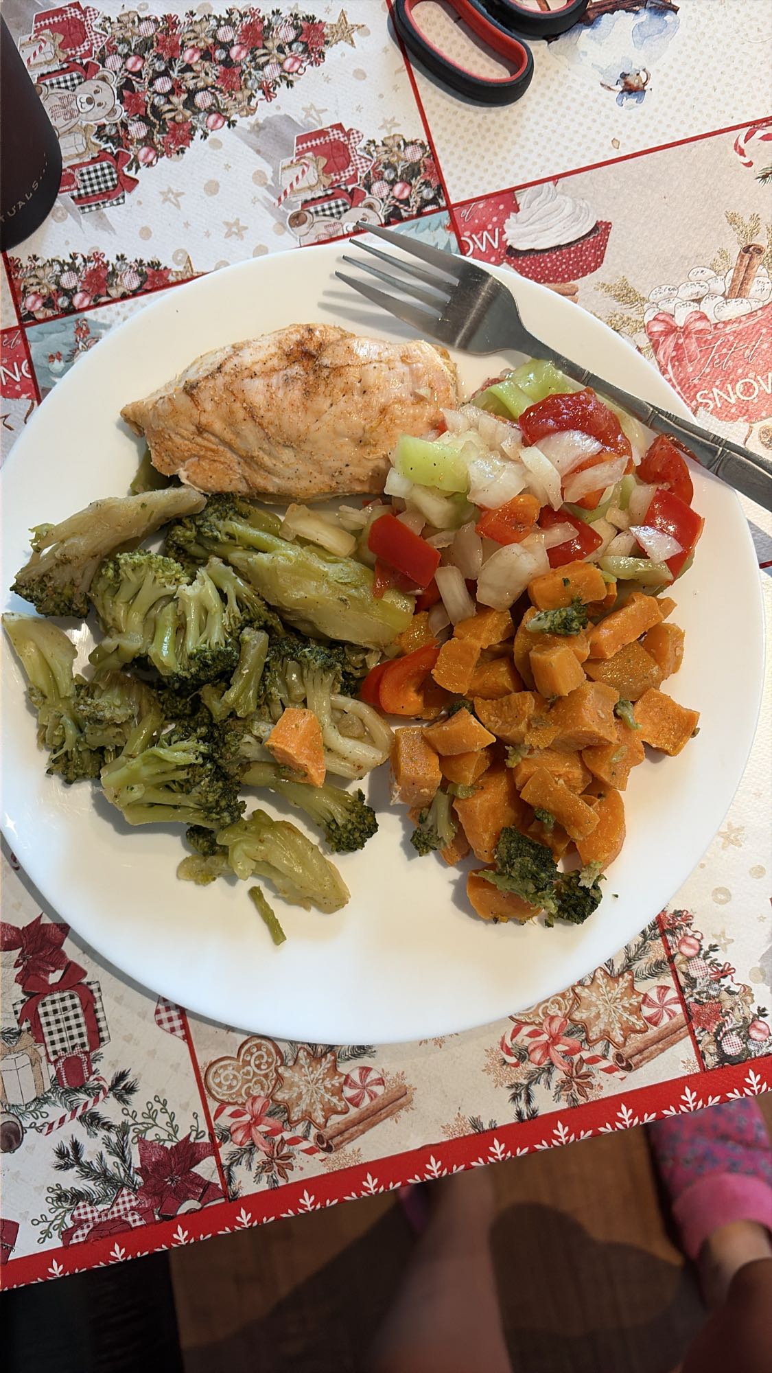 Piept de pui la cuptor cu cartofi dulci, broccoli și salată de legume