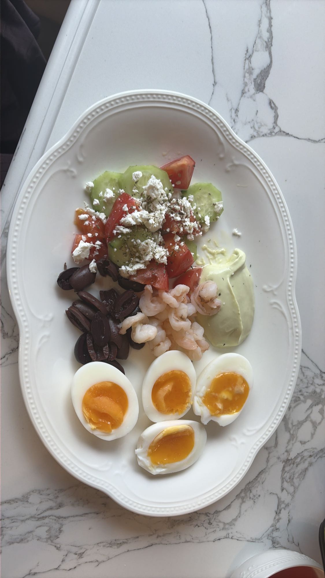 яйца с овощами и креветками