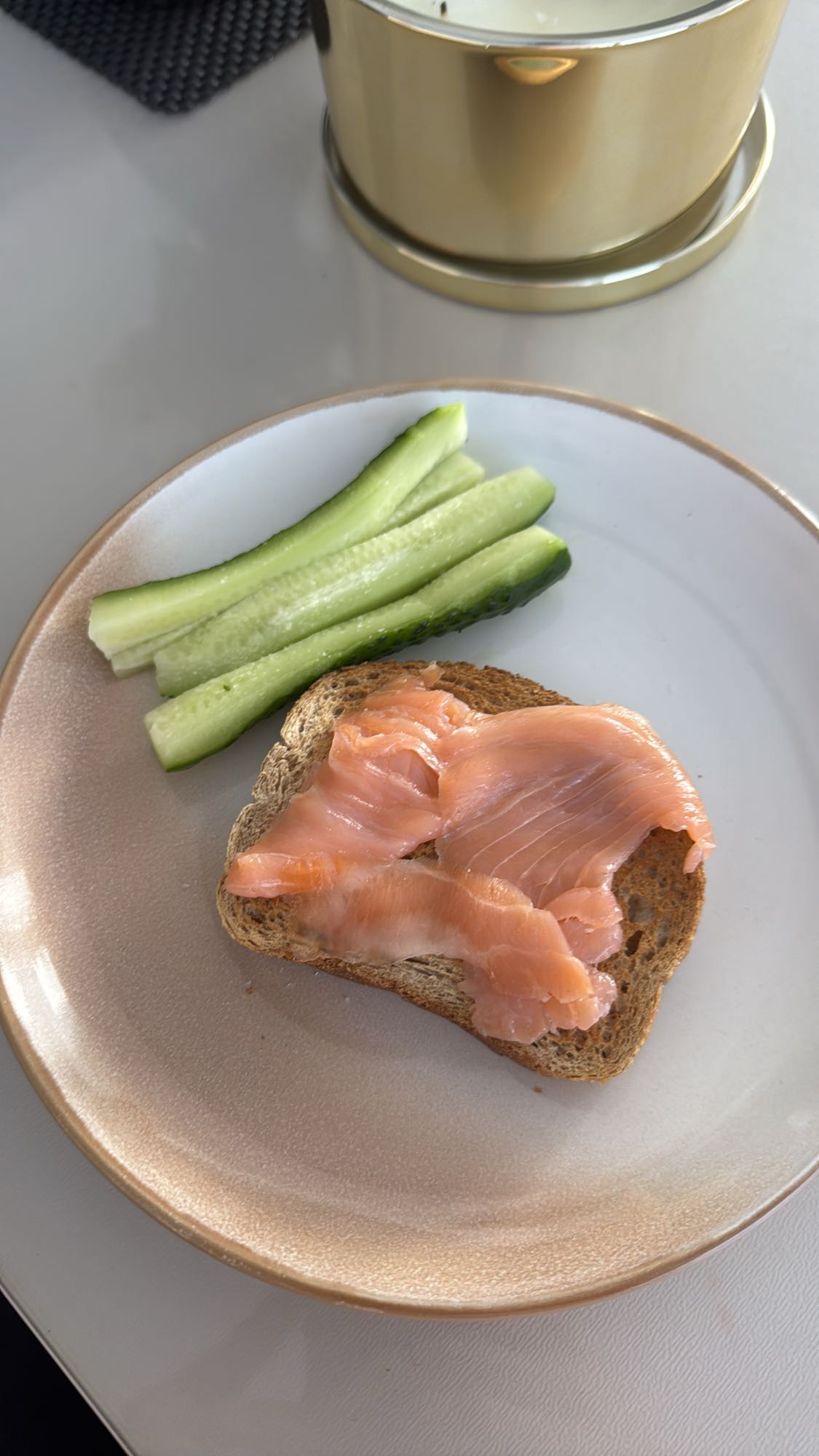 Pâine cu somon și castravete