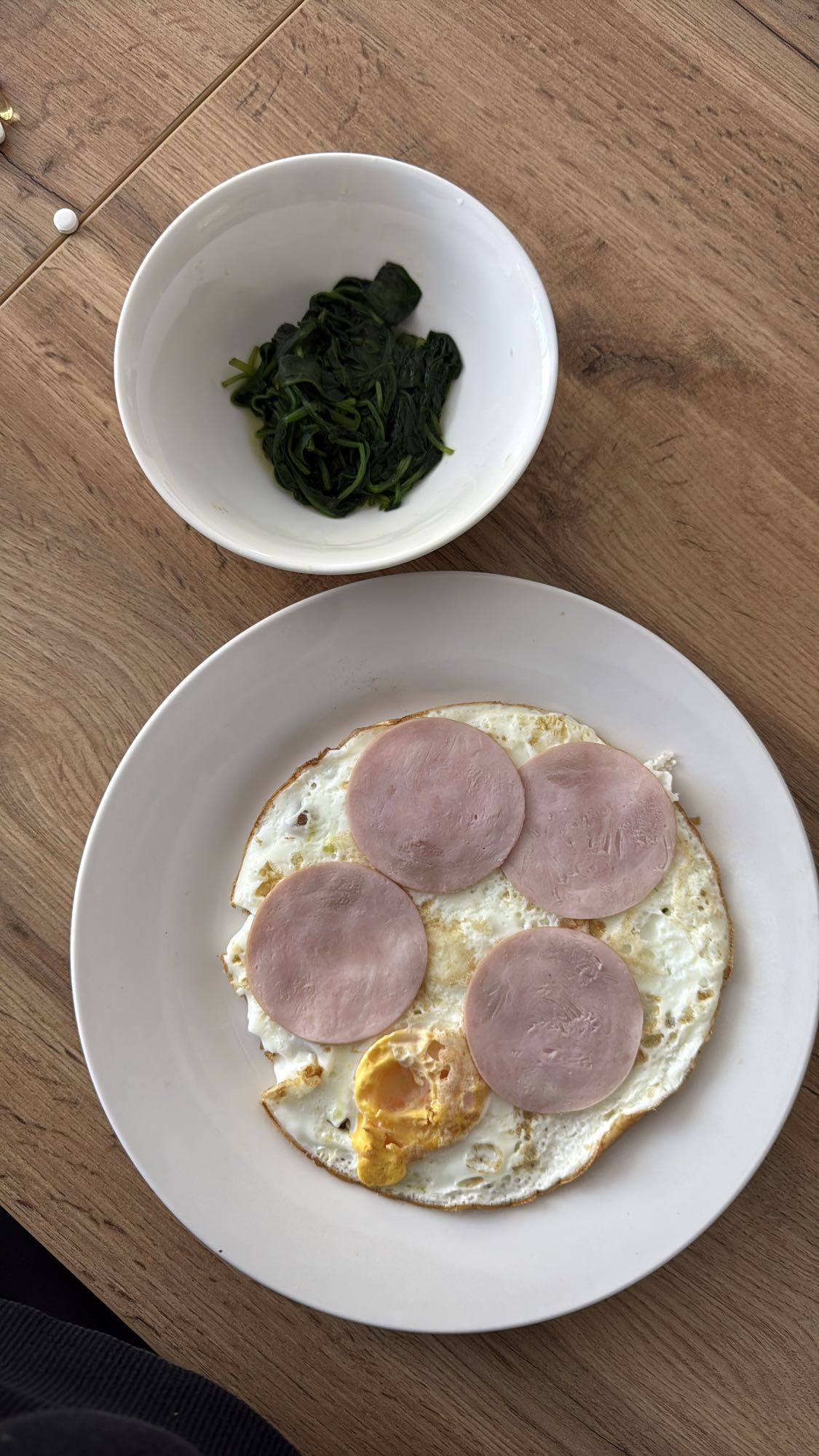 Ochiuri cu șuncă și spanac