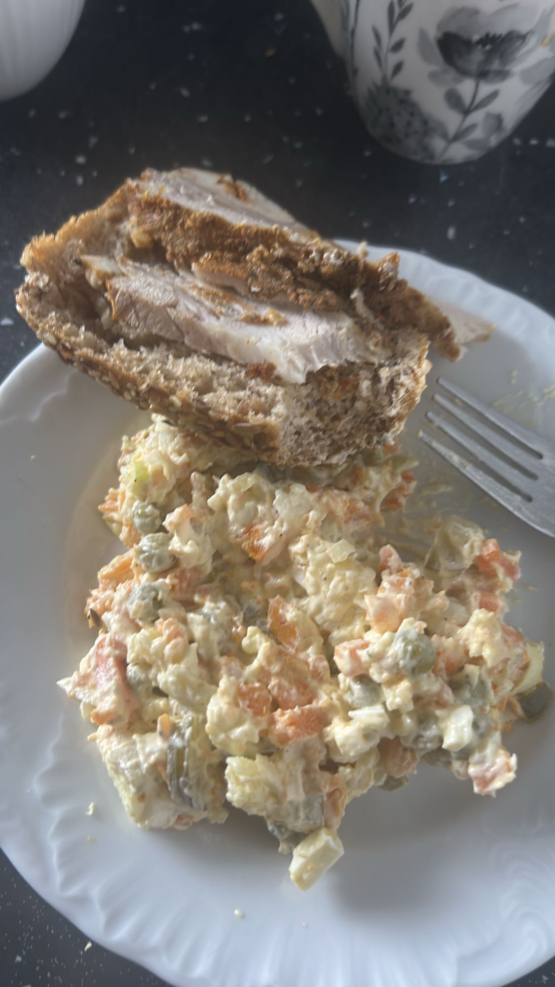 Kanapka z mięsem i sałatką jarzynową