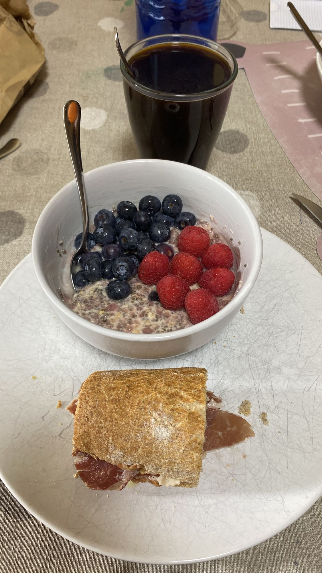 Desayuno con fruta y bocadillo