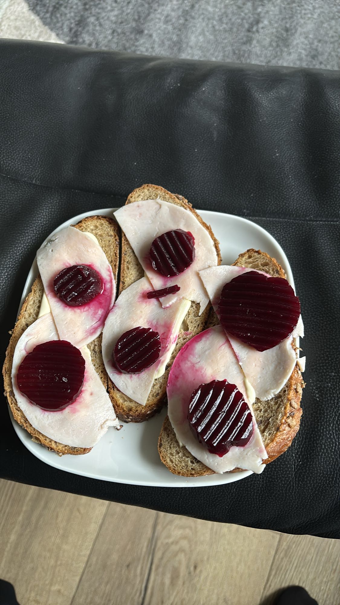 Grovbrød med kyllingfilet, lettmajones og rødbeter