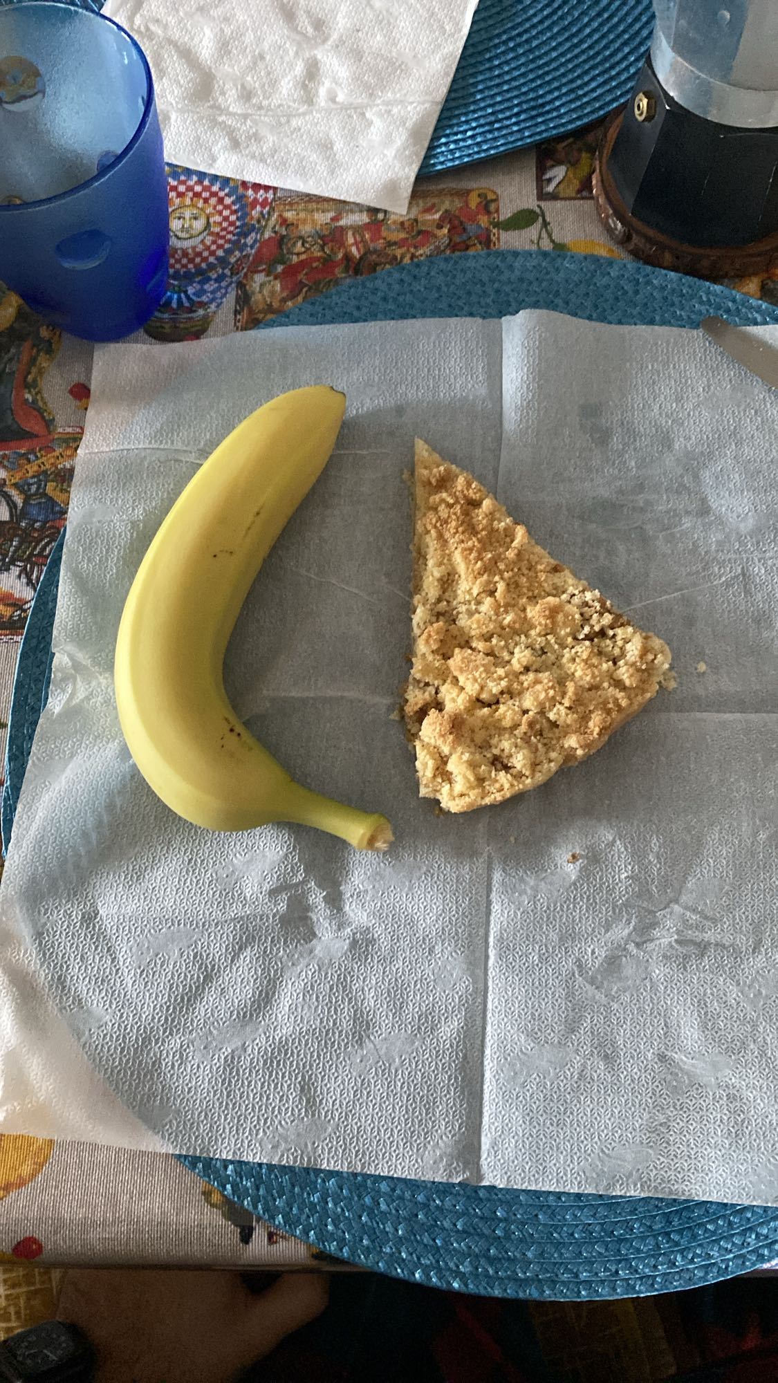 Banana y trozo de pastel