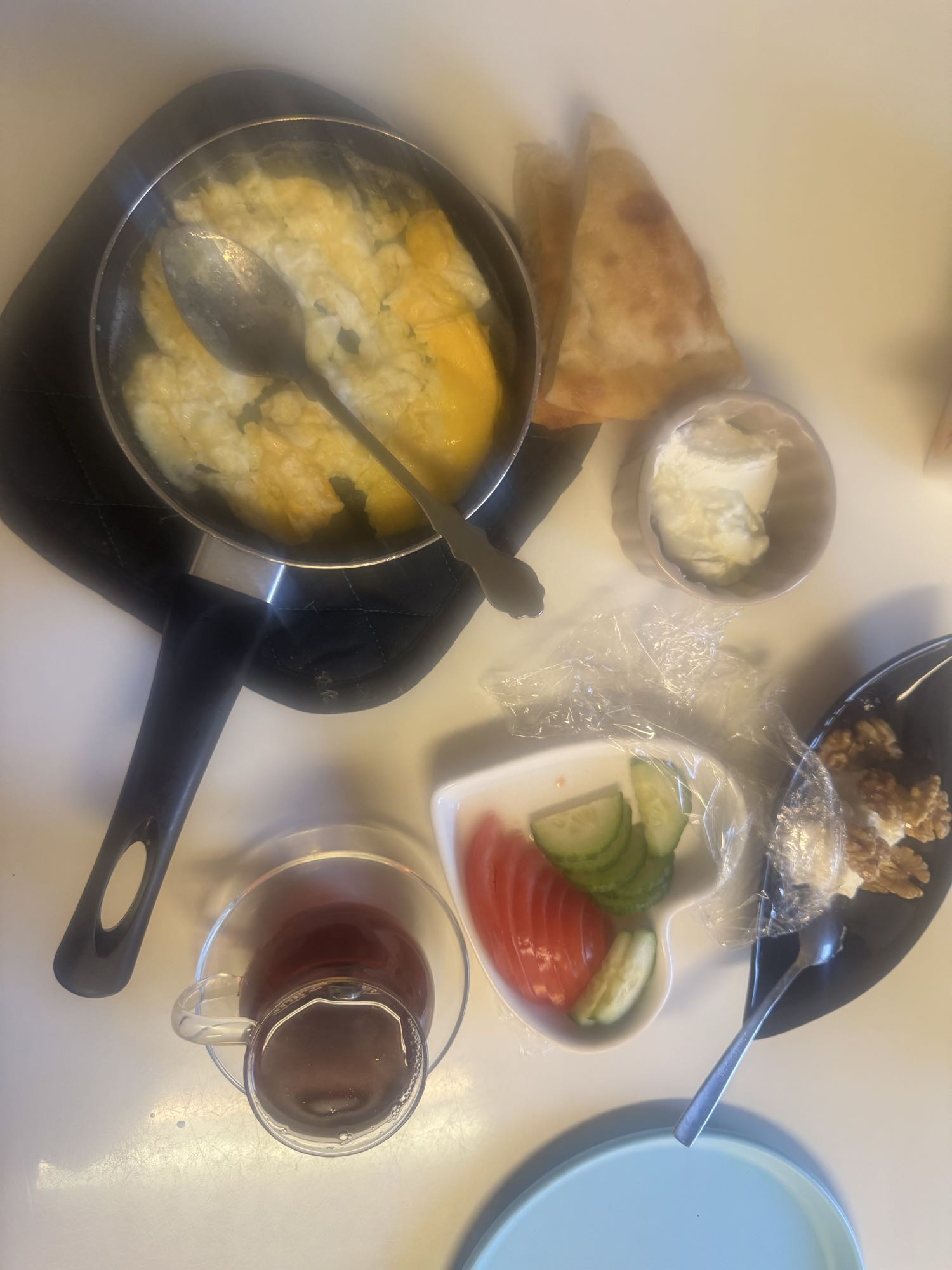 Frukost med ägg och bröd