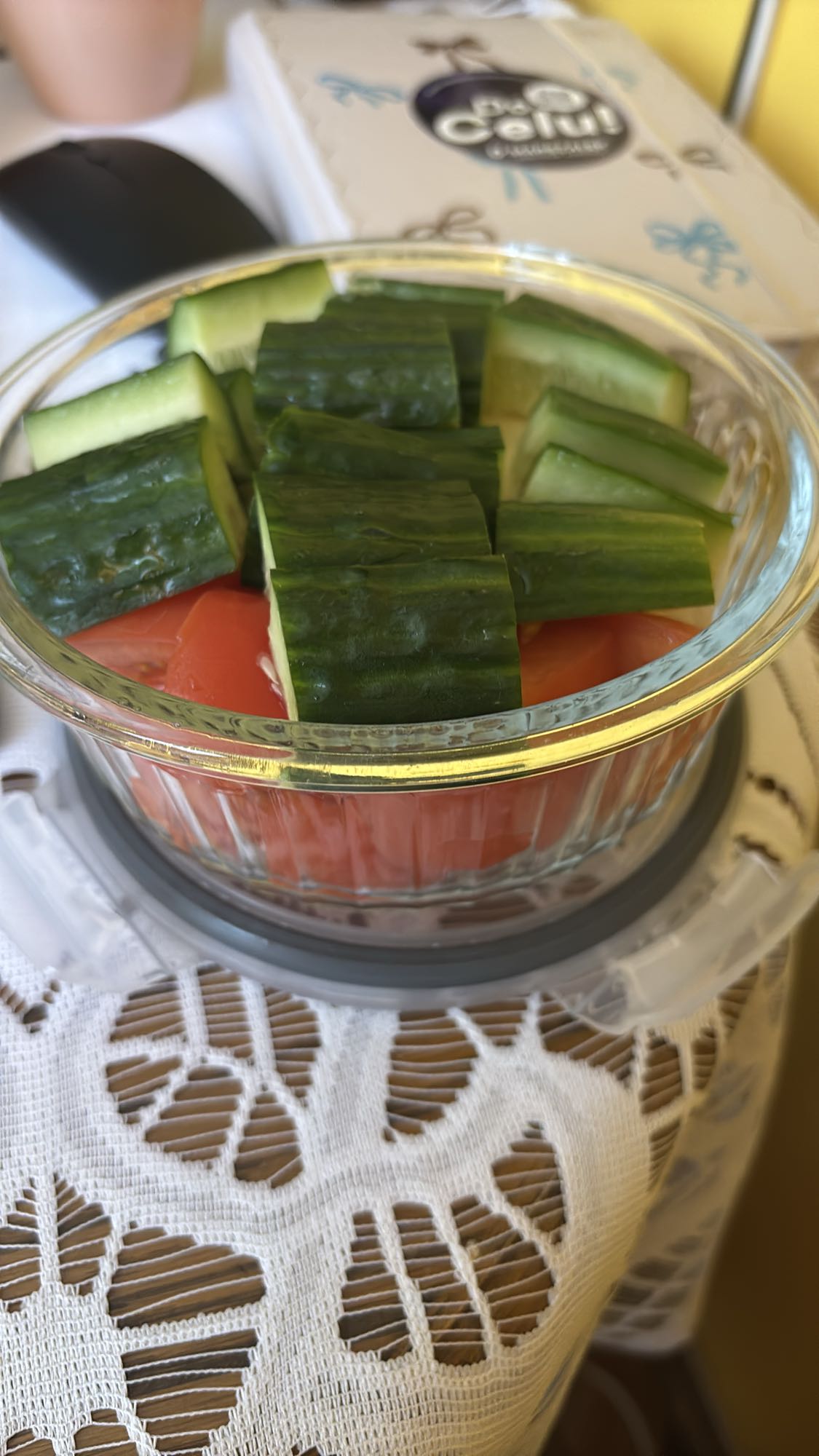 Sałatka z ogórkiem i pomidorem