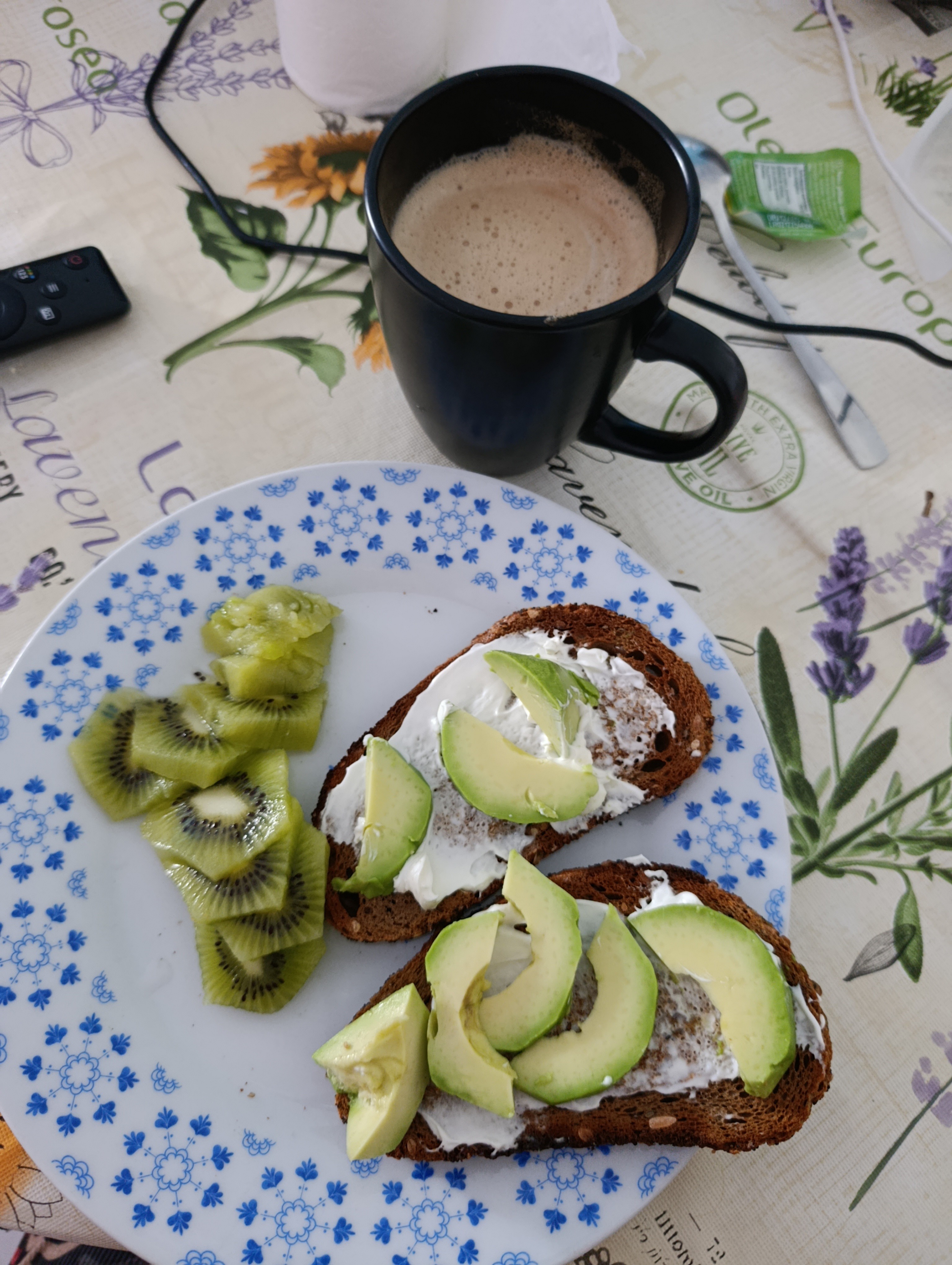 Tostadas con aguacate y kiwi
