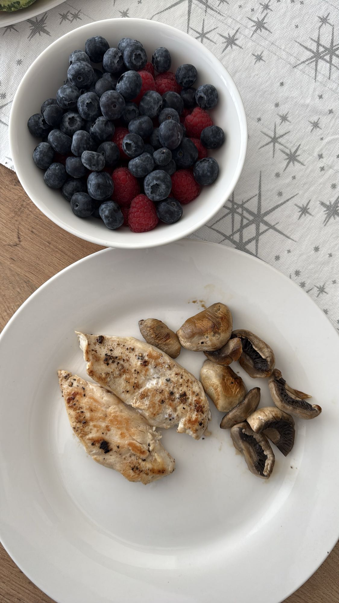 Pui cu ciuperci și fructe