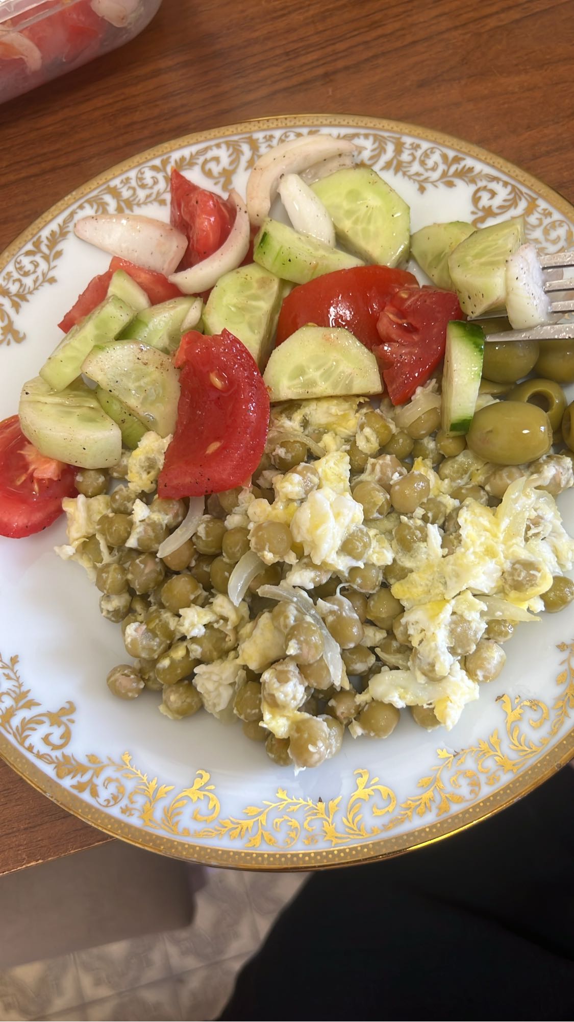 Салат и горох с яйцом