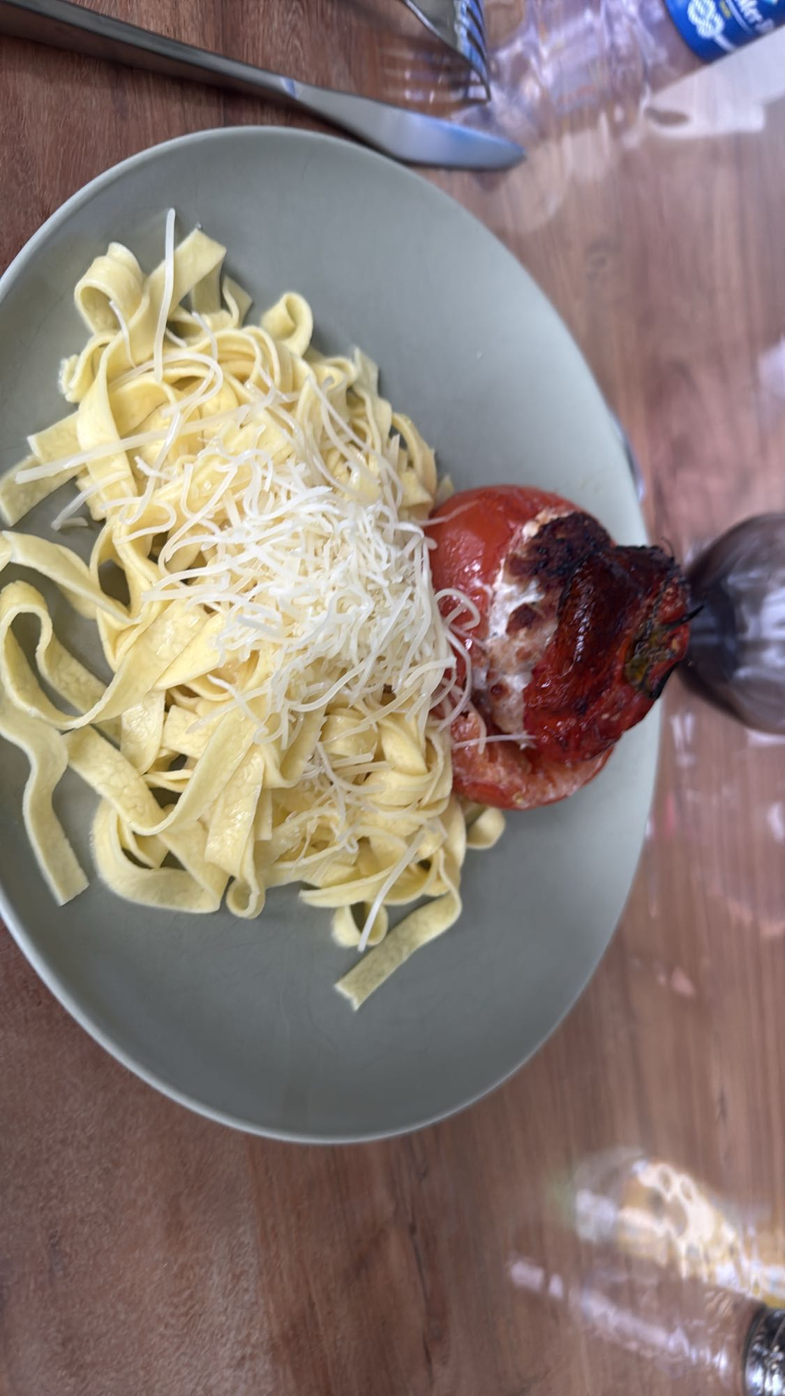 Pâtes et tomate farcie