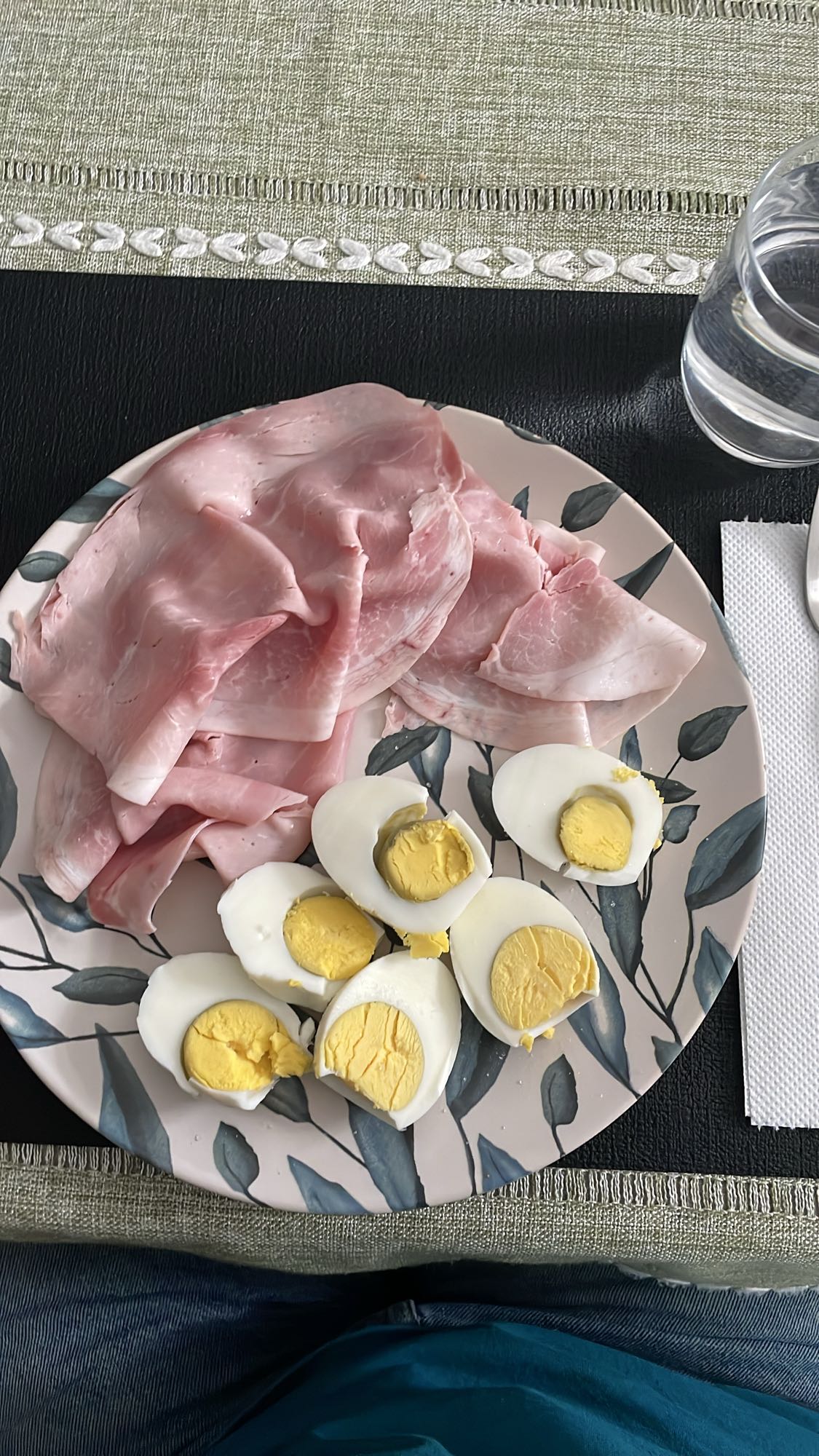 Jambon ve haşlanmış yumurta