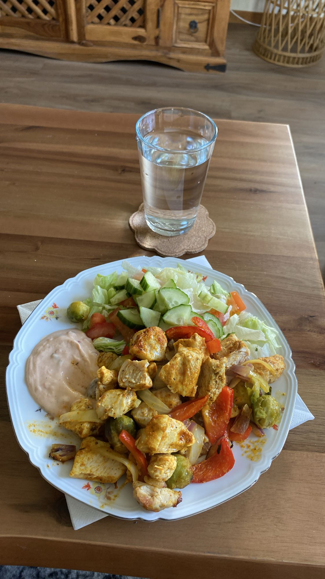 Kyckling med sallad och sås
