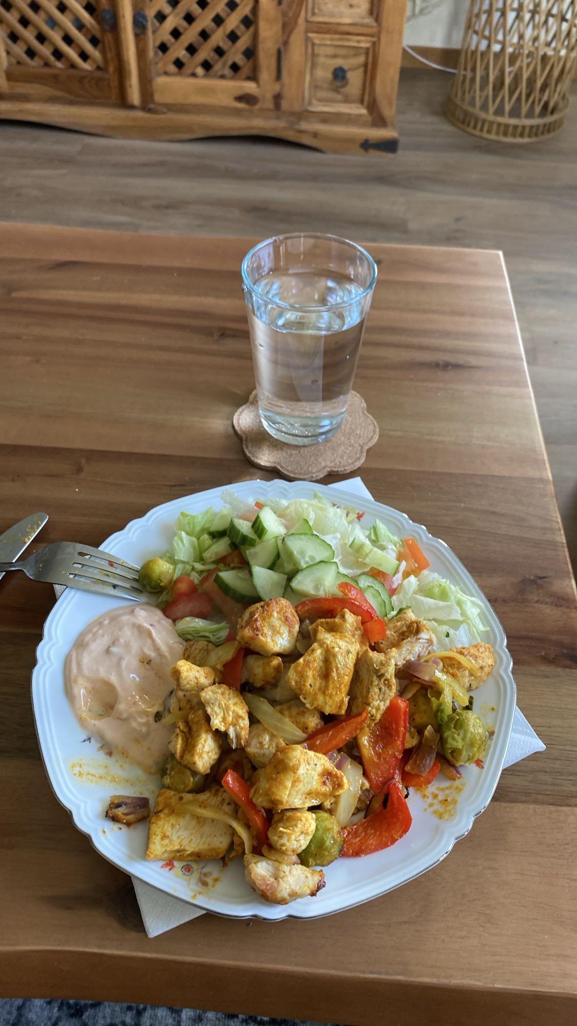Kyckling med sallad och sås