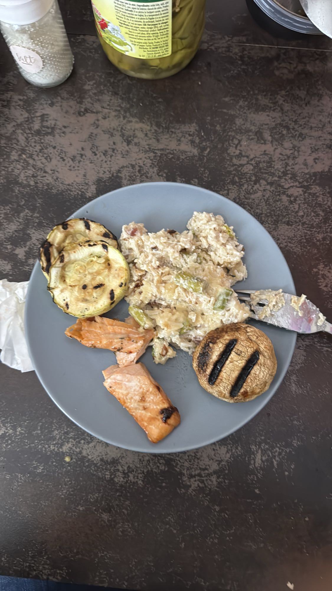 Somon cu legume la grătar