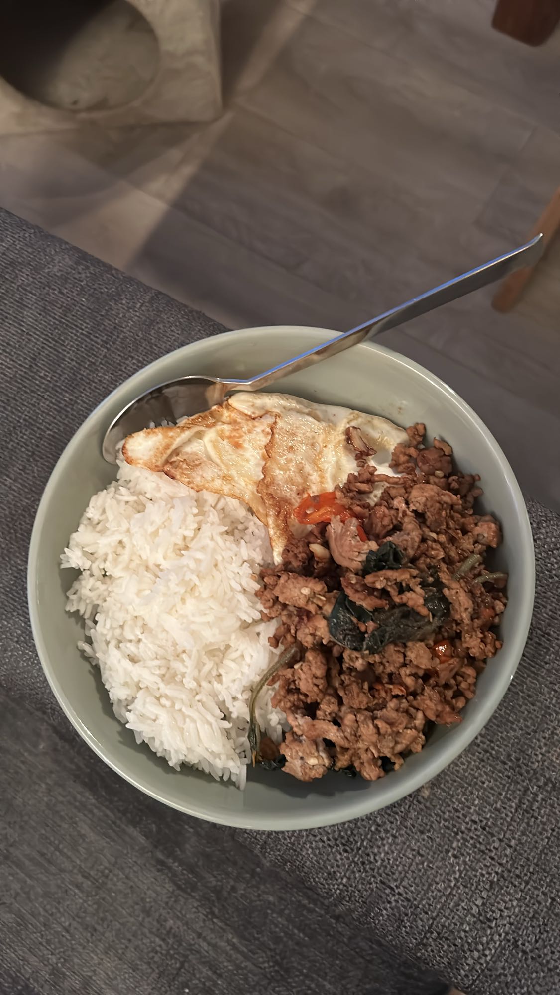 Stekt ris med kjøtt og egg