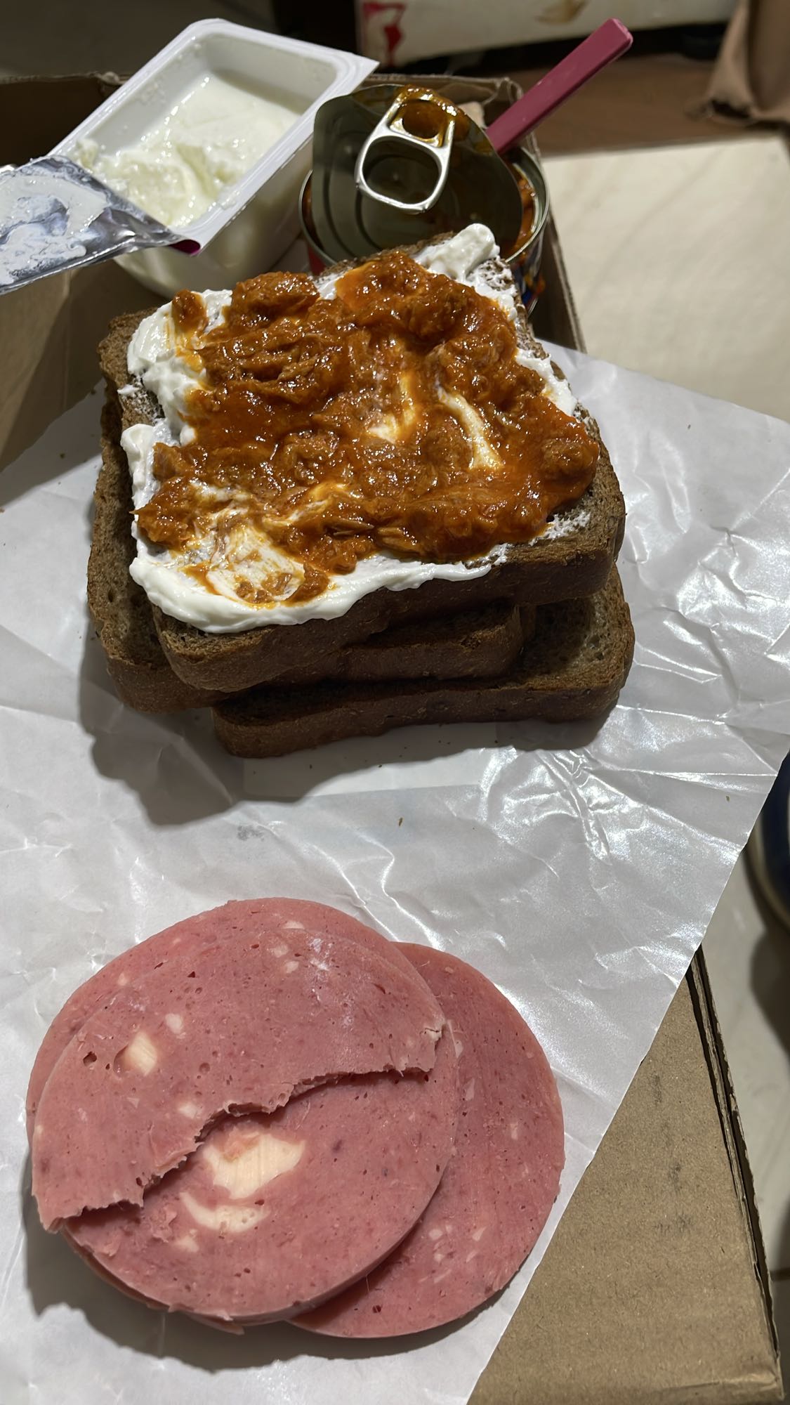 Sandwich au pain complet et charcuterie