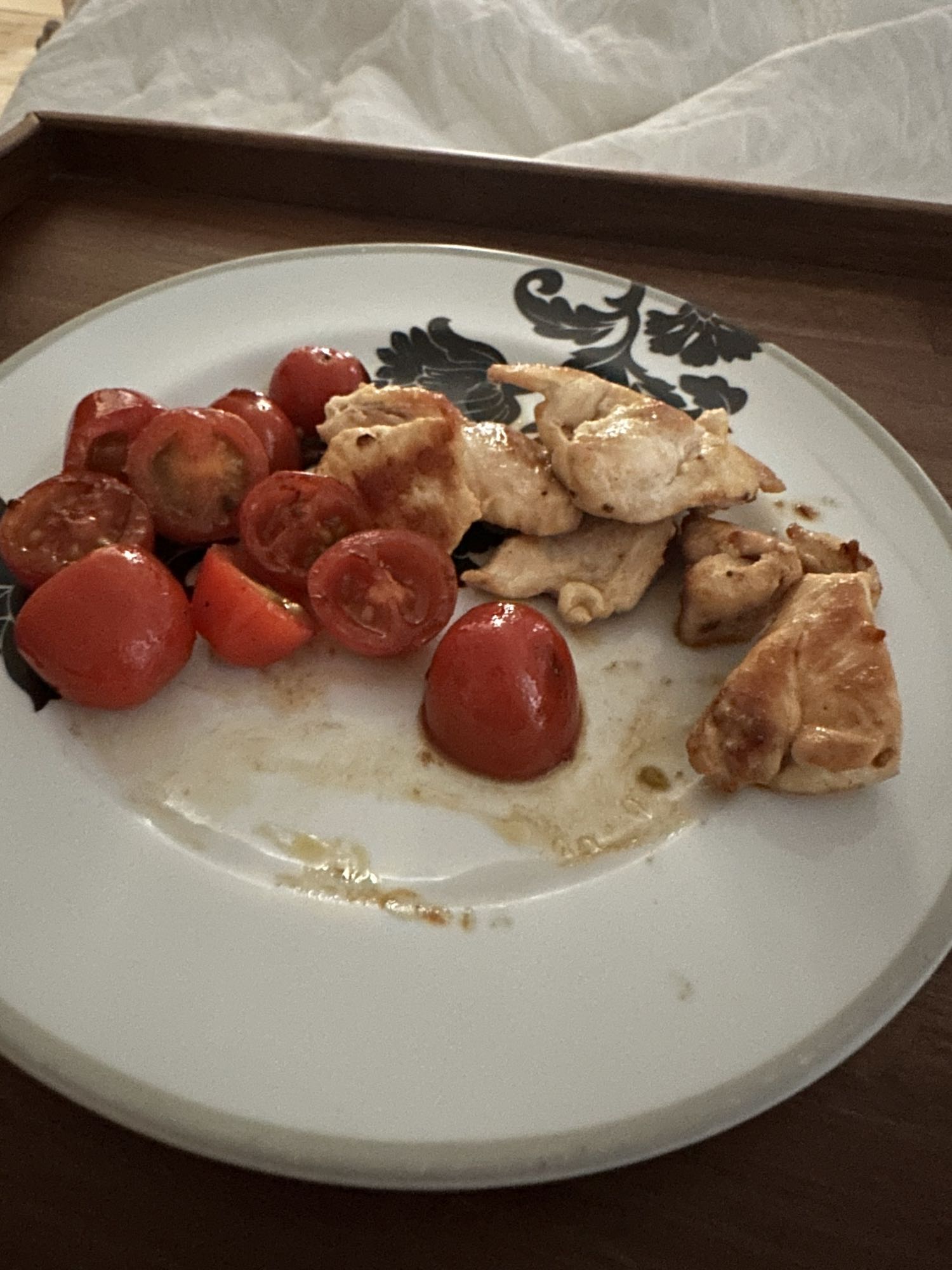 Pollo con tomates cherry