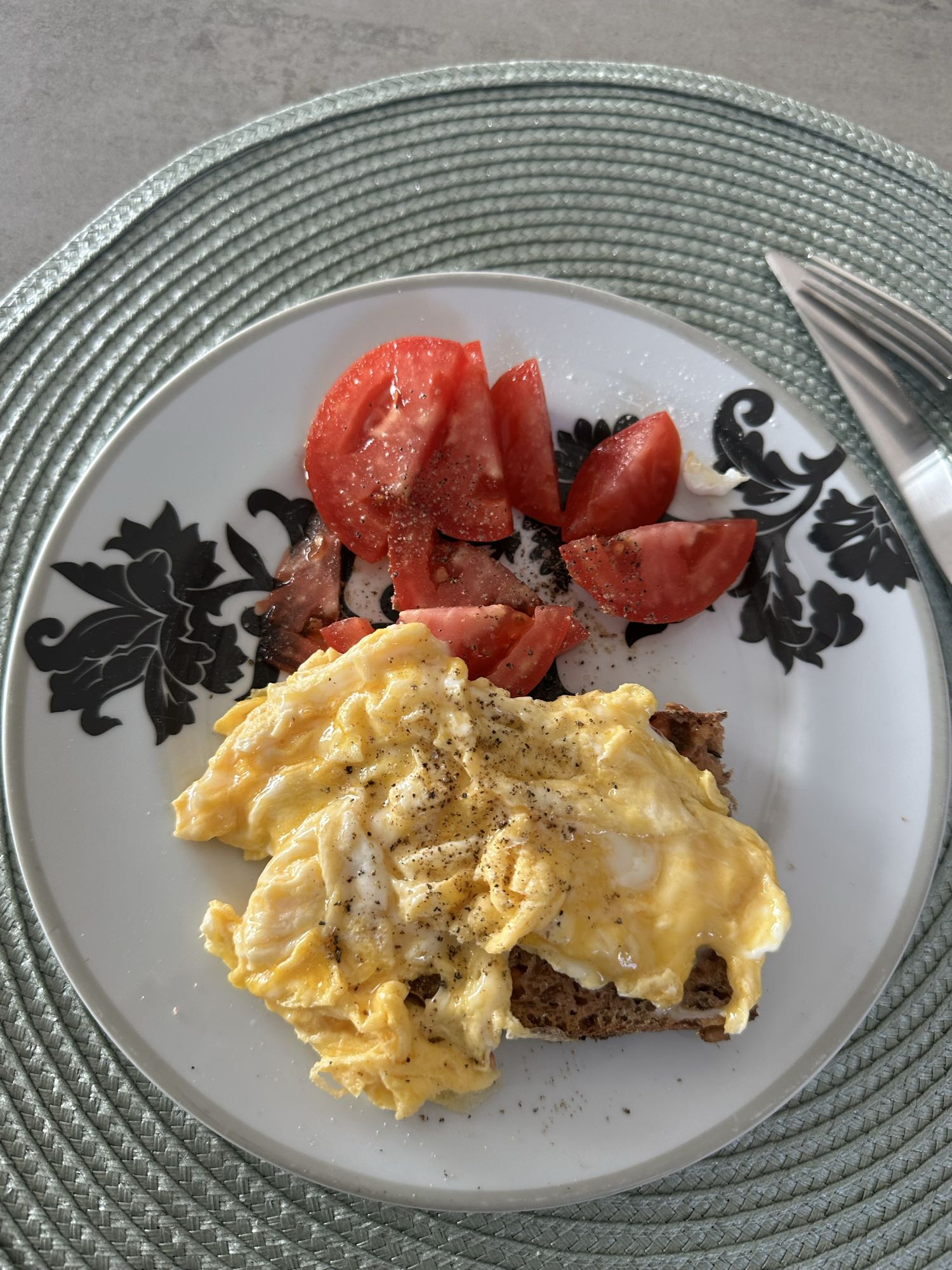 Huevos revueltos con pan