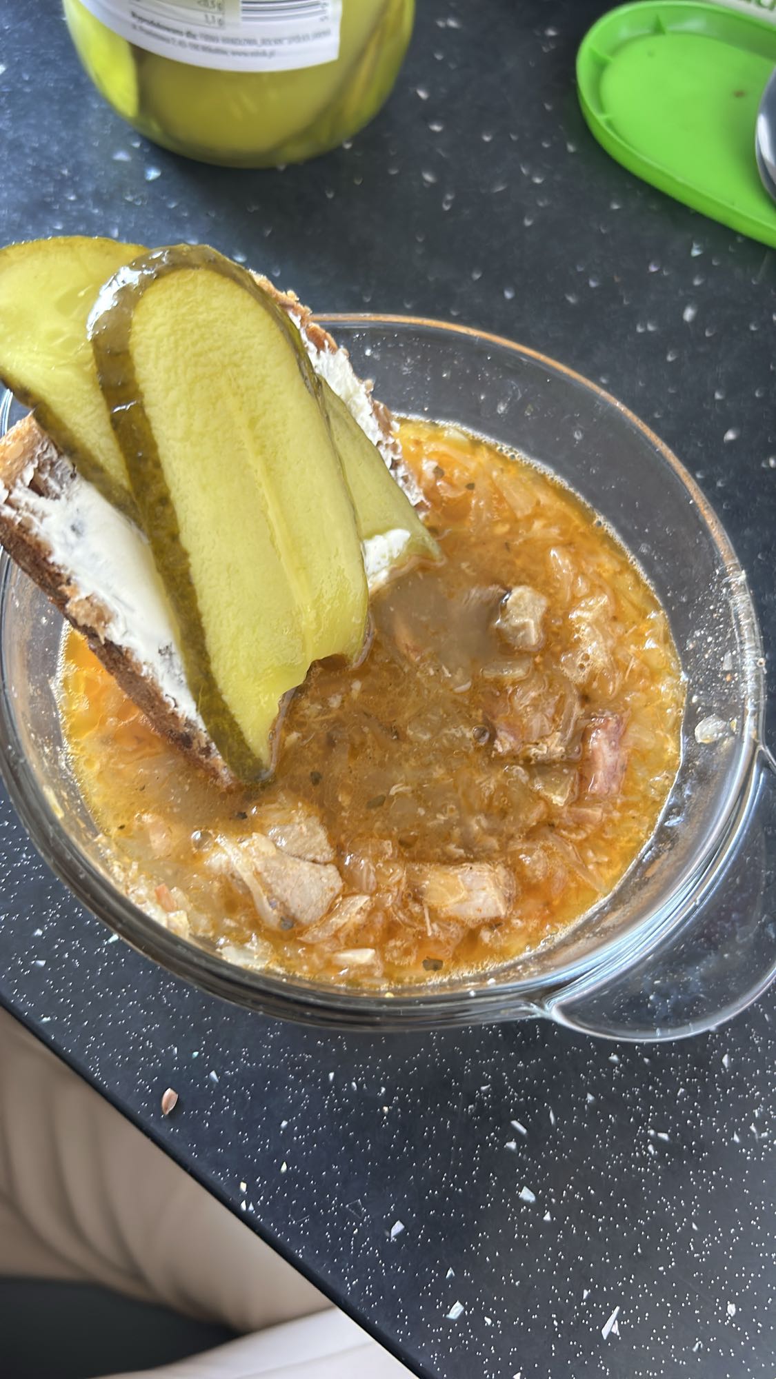 bigos z chlebem i ogórkiem