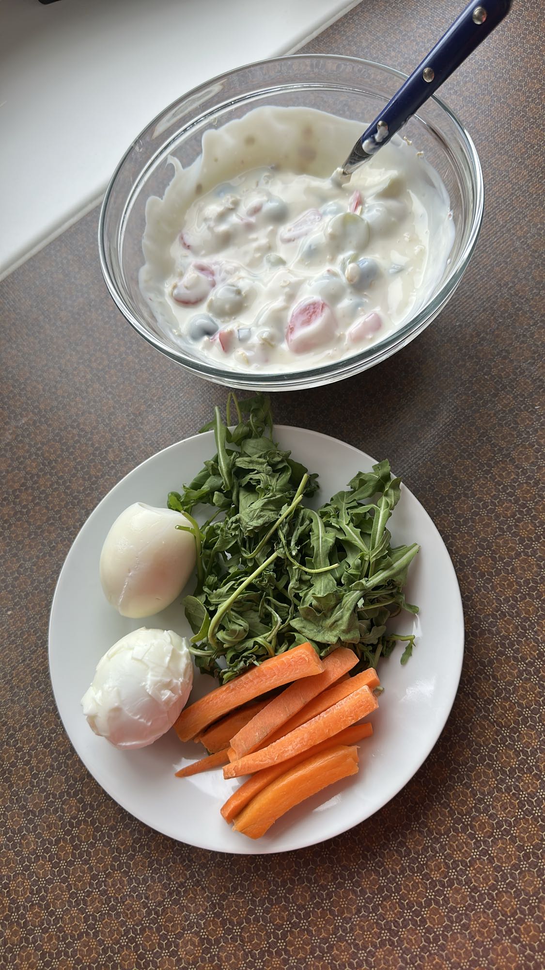 Yoğurtlu kahvaltı tabağı