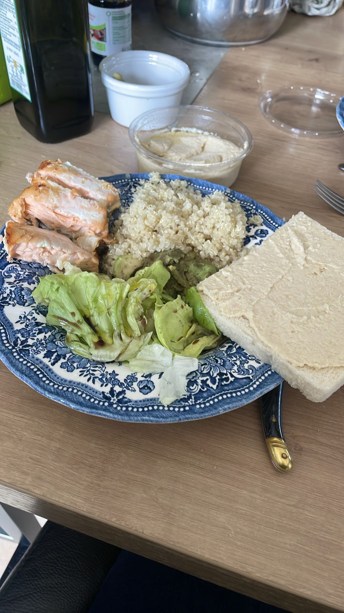 Assiette saumon quinoa houmous