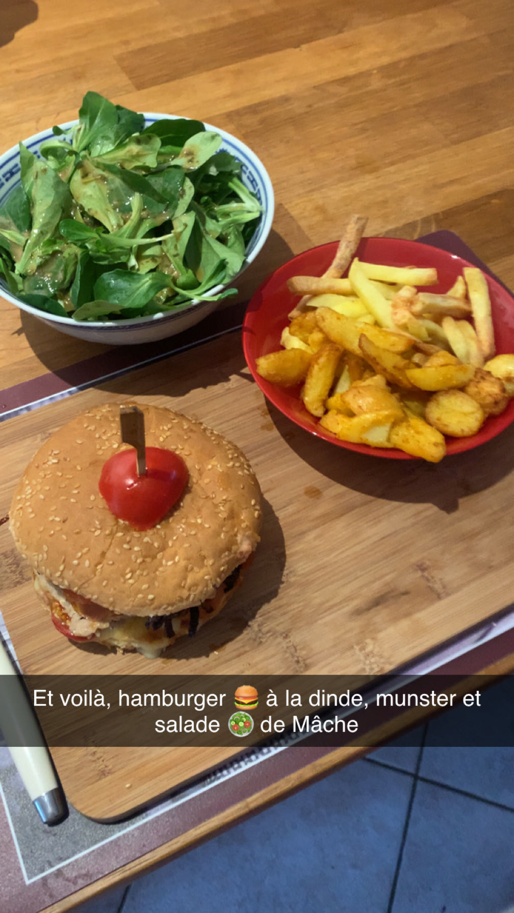 Hamburger dinde, frites, salade