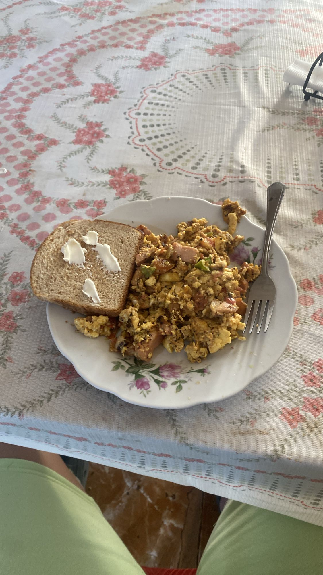 Huevos revueltos con pan