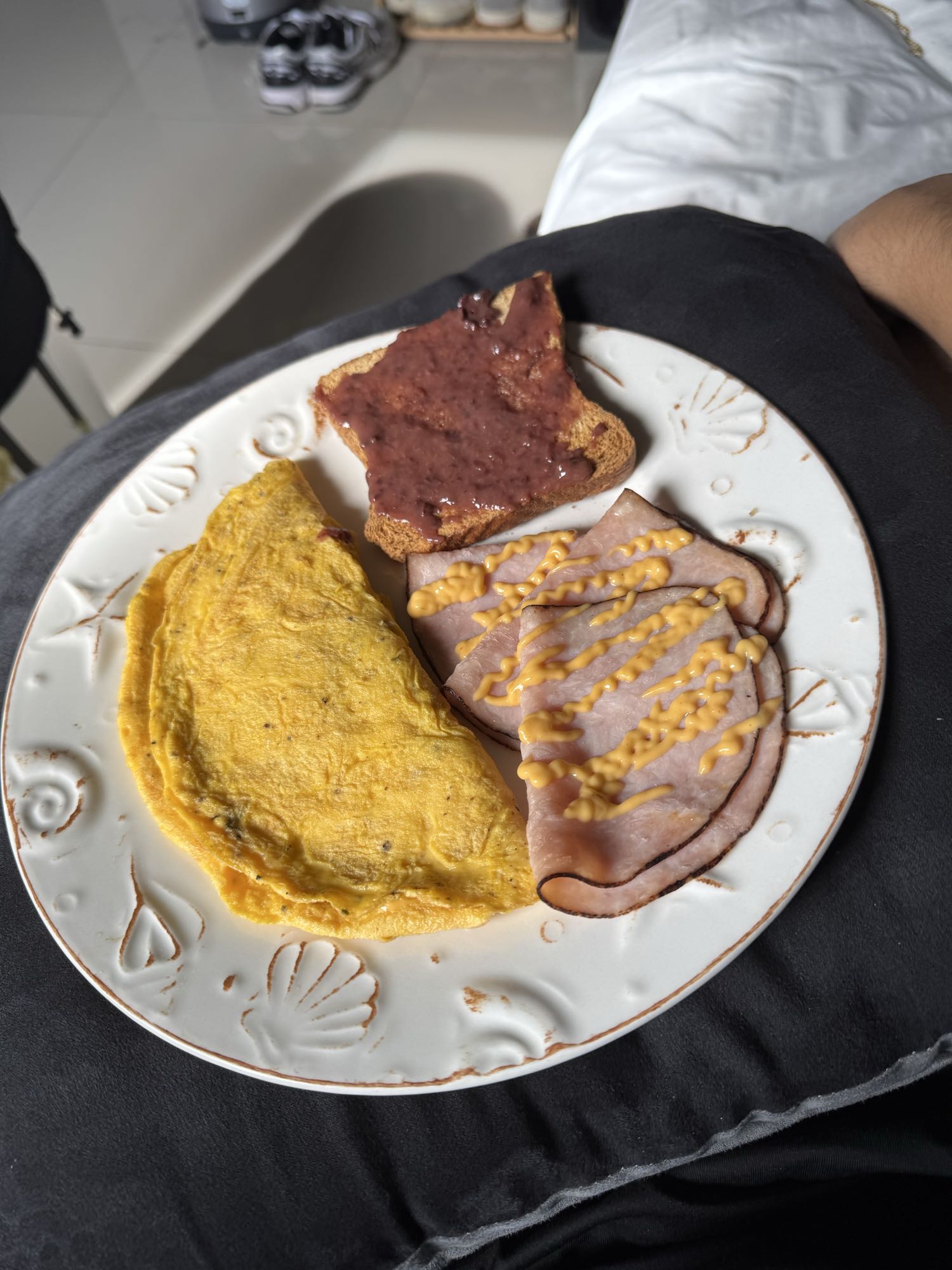 Desayuno con jamón y huevo