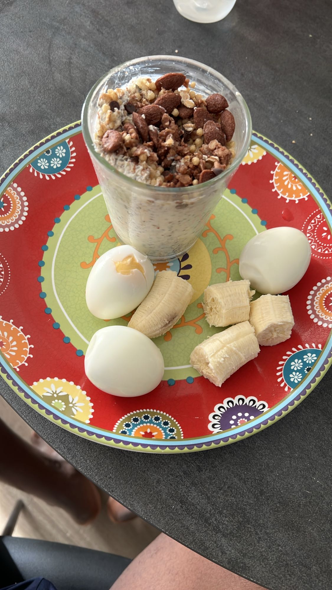 Petit-déjeuner œufs, banane, yaourt