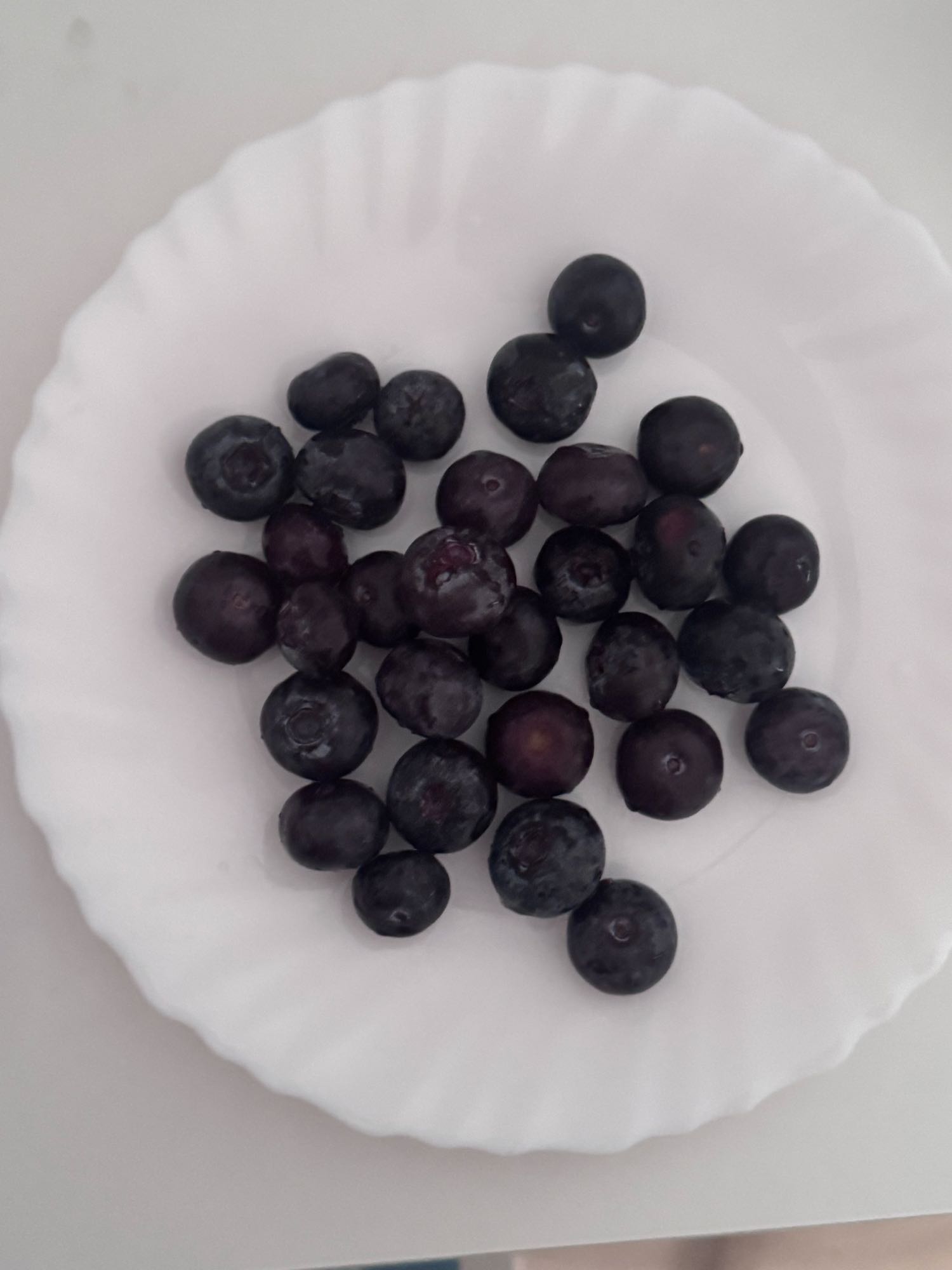 черника на тарелке
