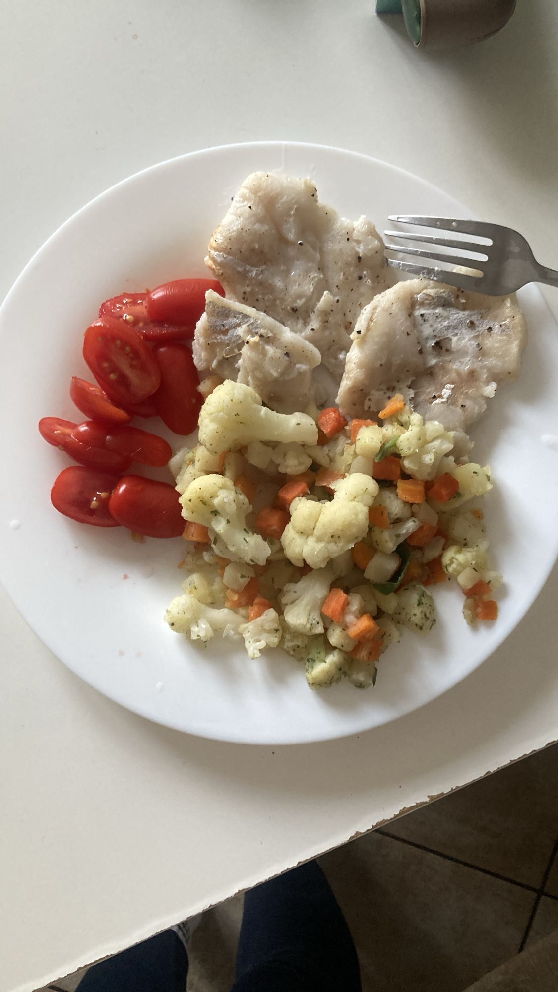 Fish with veggies and tomato