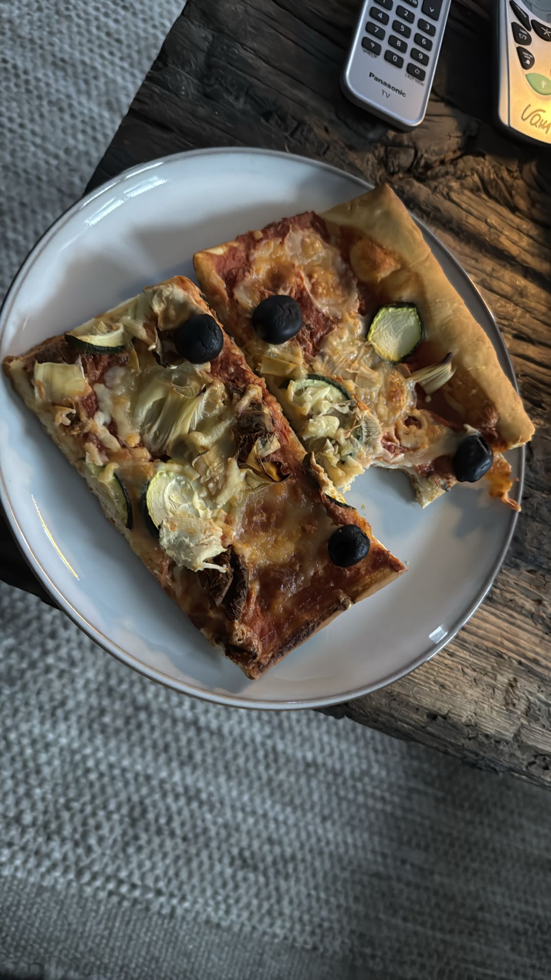 Gemüsepizza mit Oliven