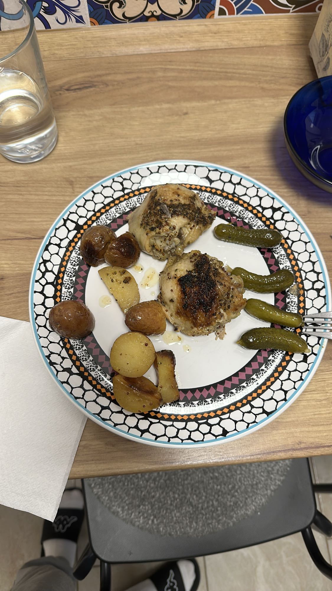 Pollo con papas y pepinillos