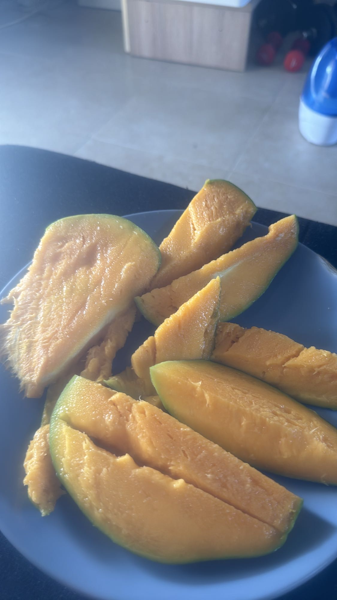 Fresh mango slices