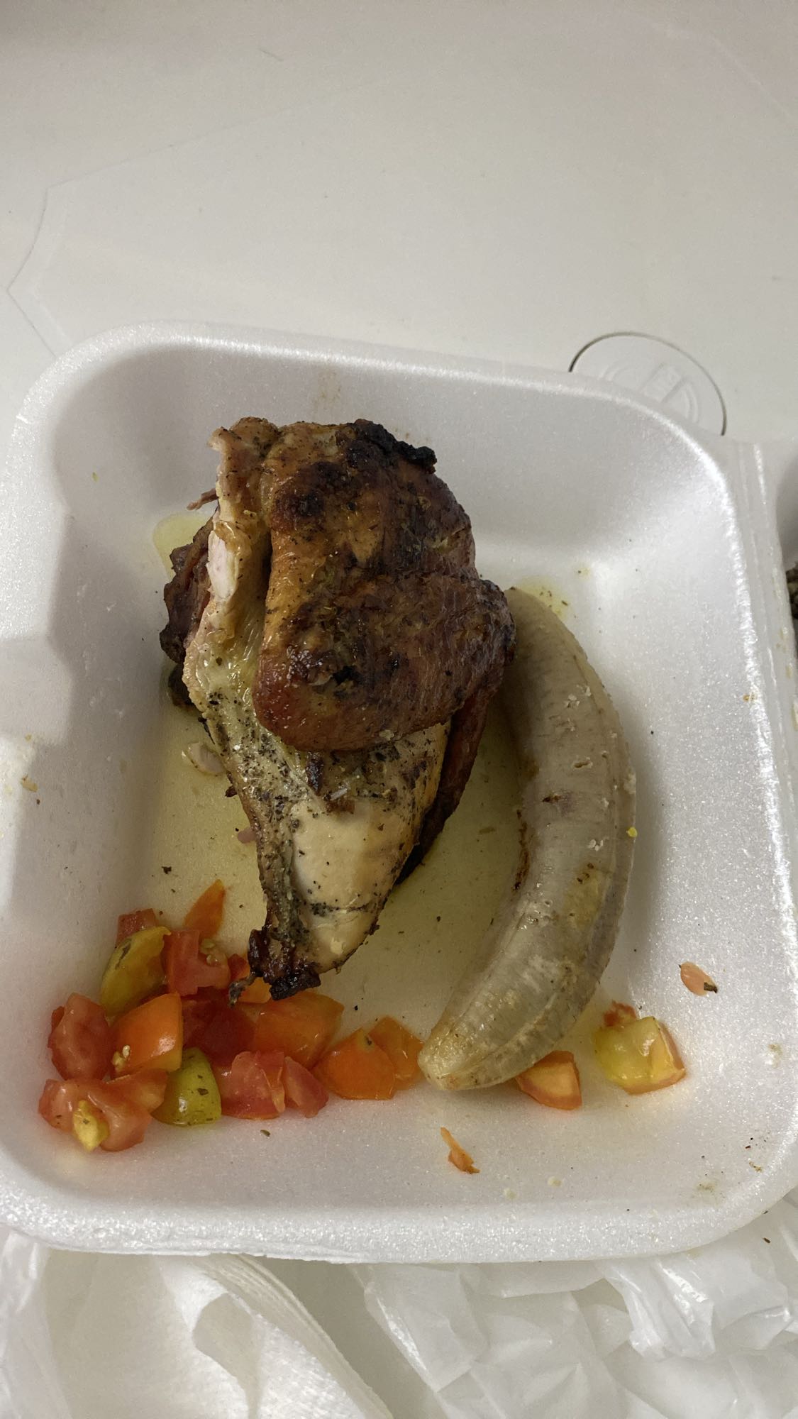 Pollo con plátano y tomate