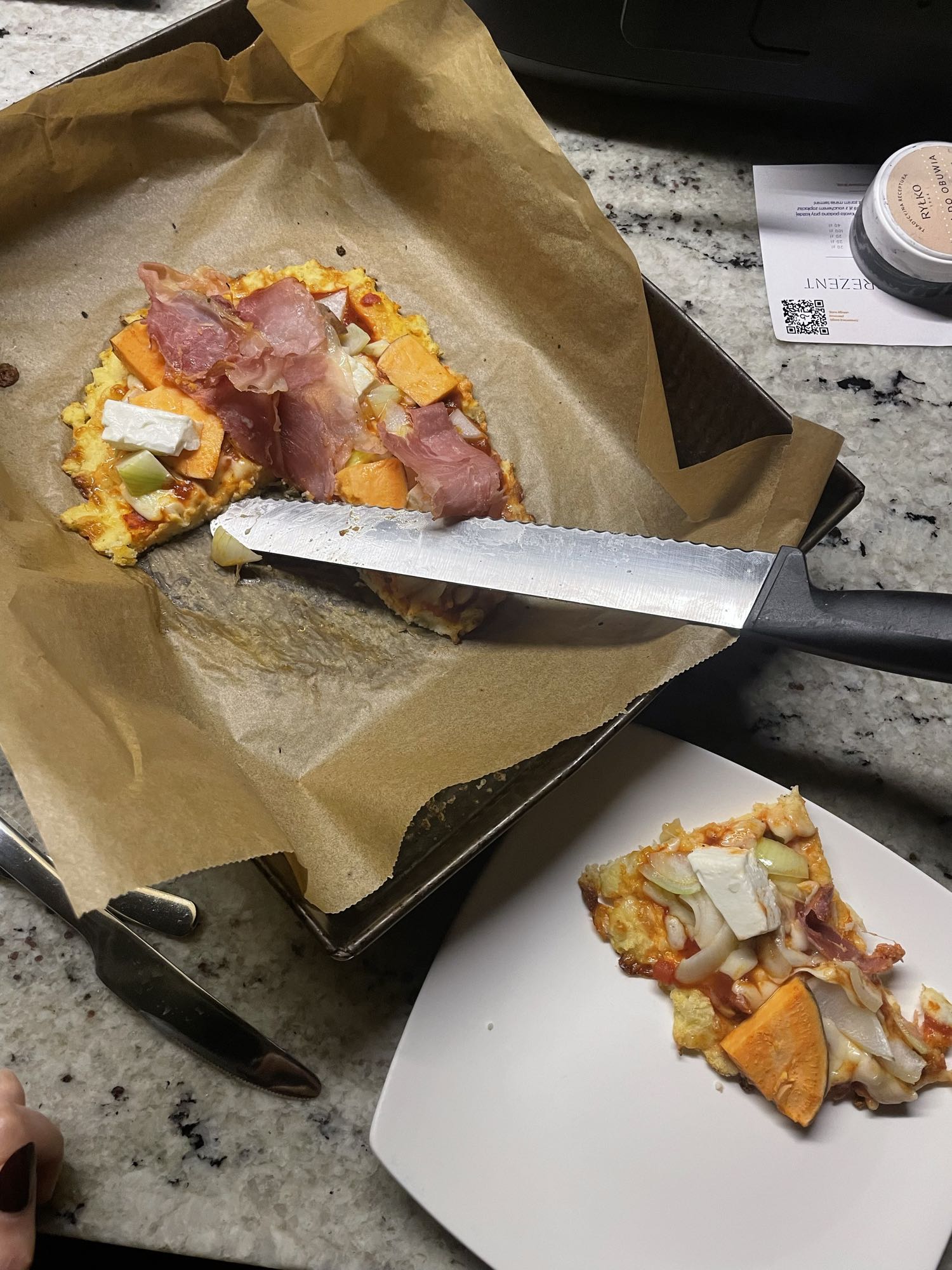 Pizza na kalafiorowym spodzie